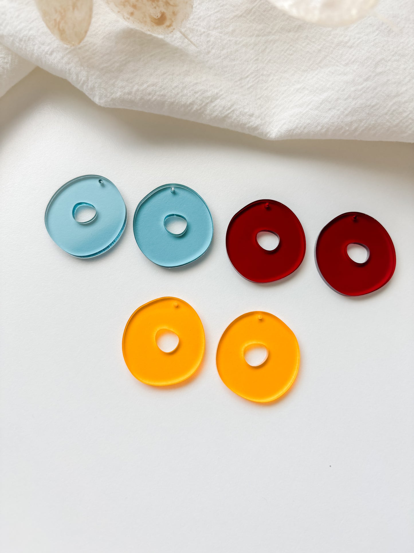 Pendant, acrylic, 1 pair