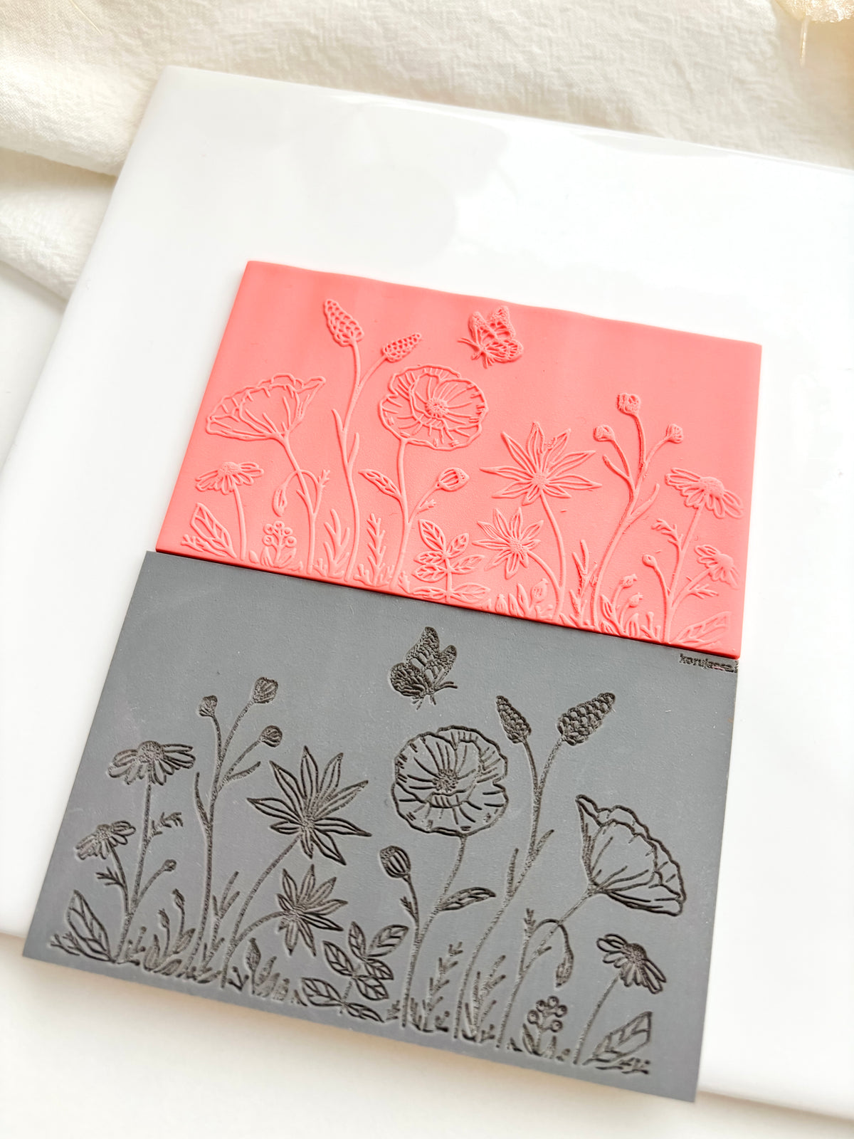 Texturerade matta blommor och fjäril 55x85mm