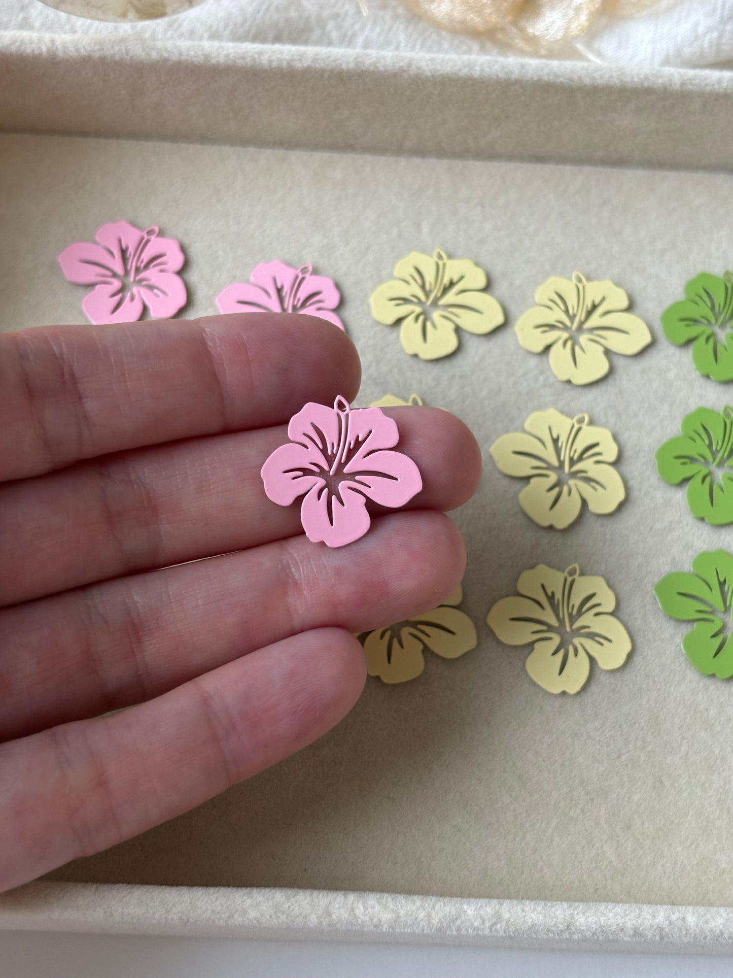 Pendant flower hibiscus 20mm, 1pc