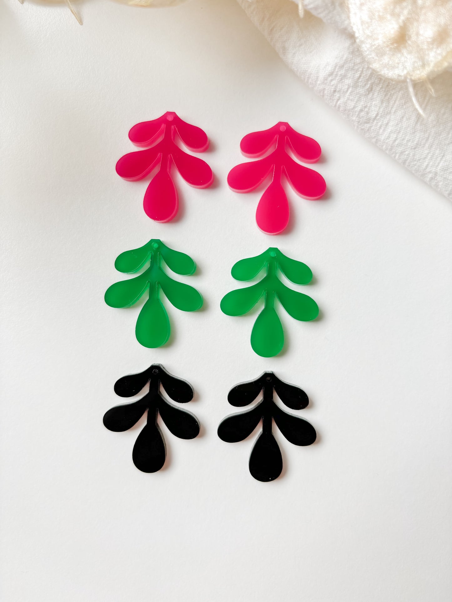 Pendant leaf 29x25mm, 1 pair