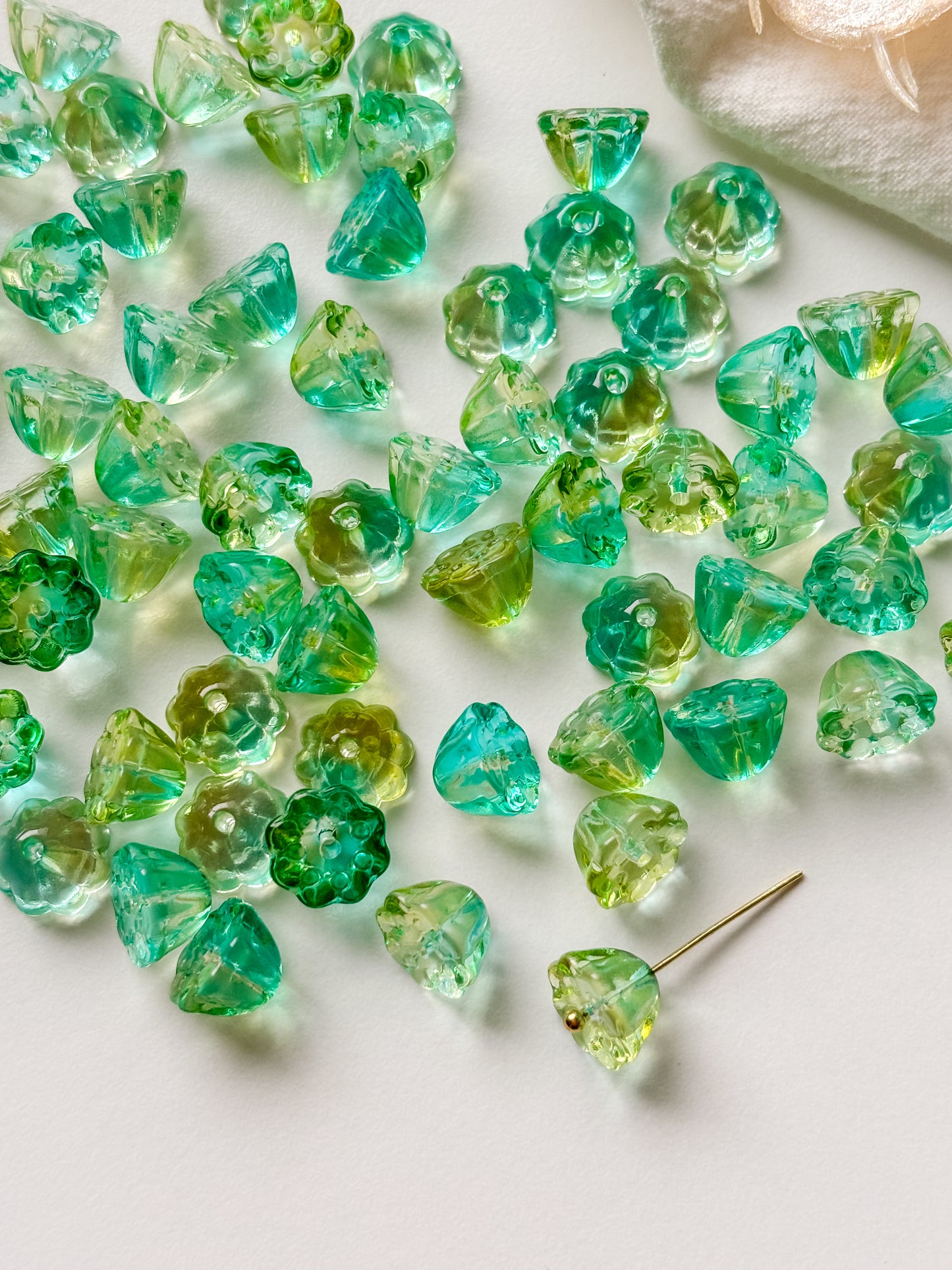 Glass bead flower 11x10.5x8mm, 6pcs