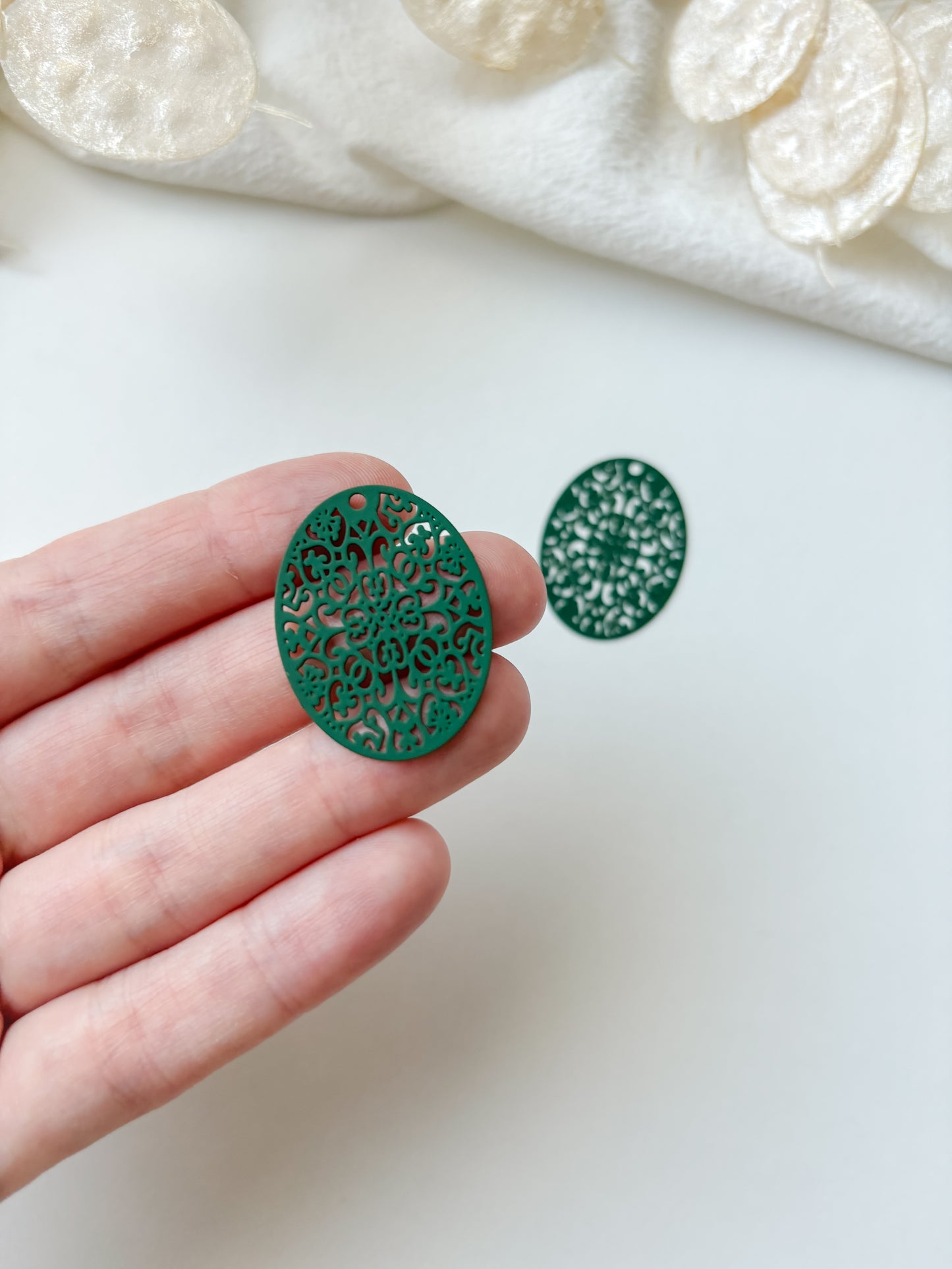 Pendant oval dark green 31x23.5x0.3mm, 1pc