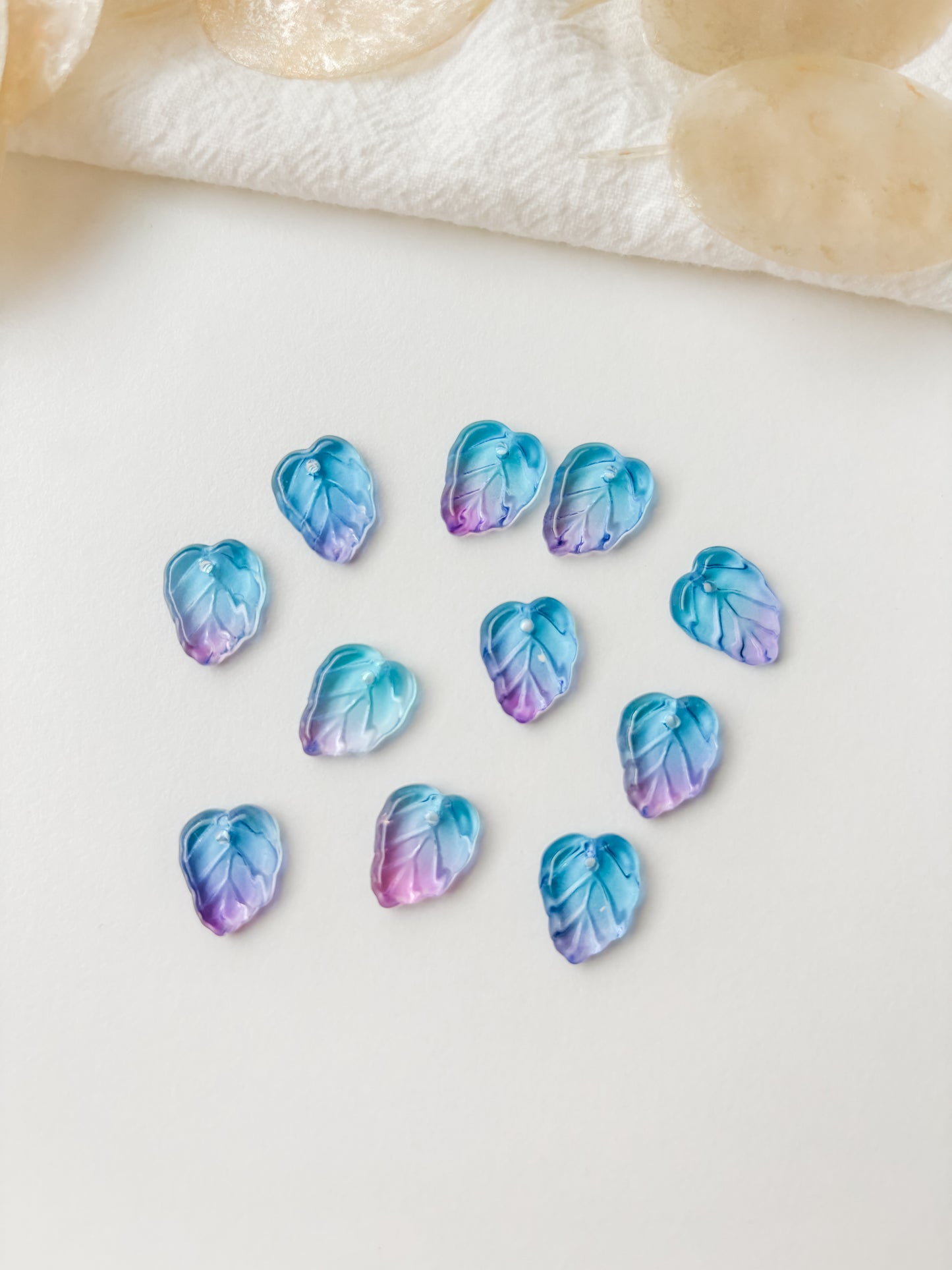 Glass pendant leaf 13x10x3.5mm, 1pc