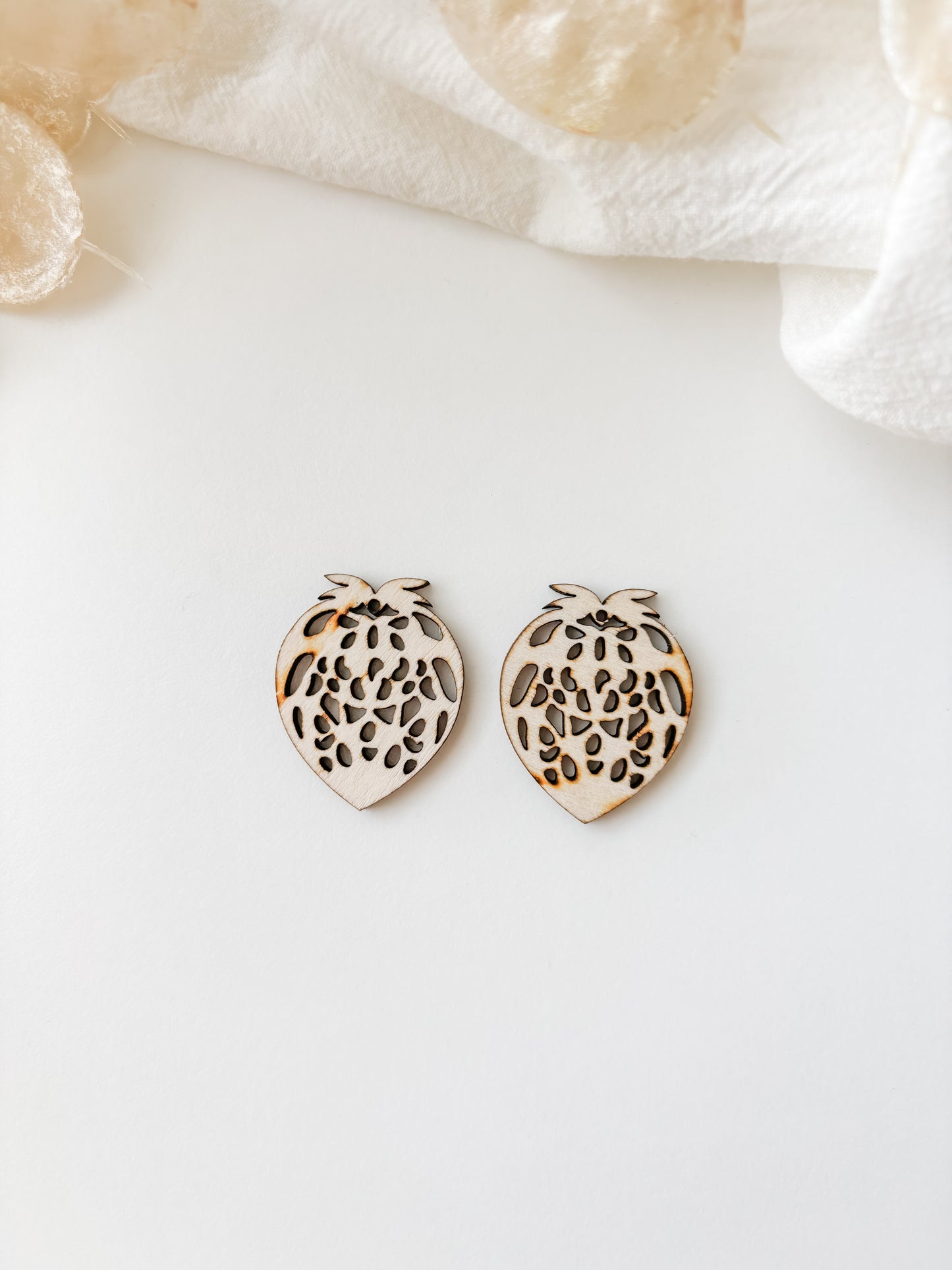 Pendant strawberry 50mm, 1 pair, m212