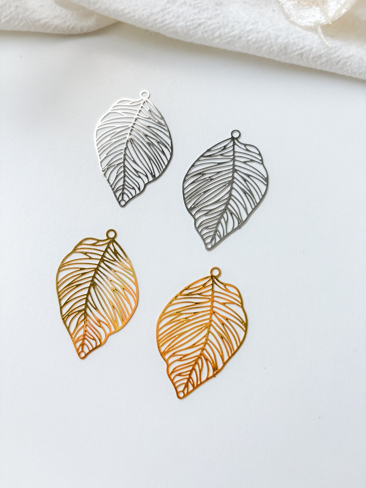 Pendant leaf 38x32mm, 1pc