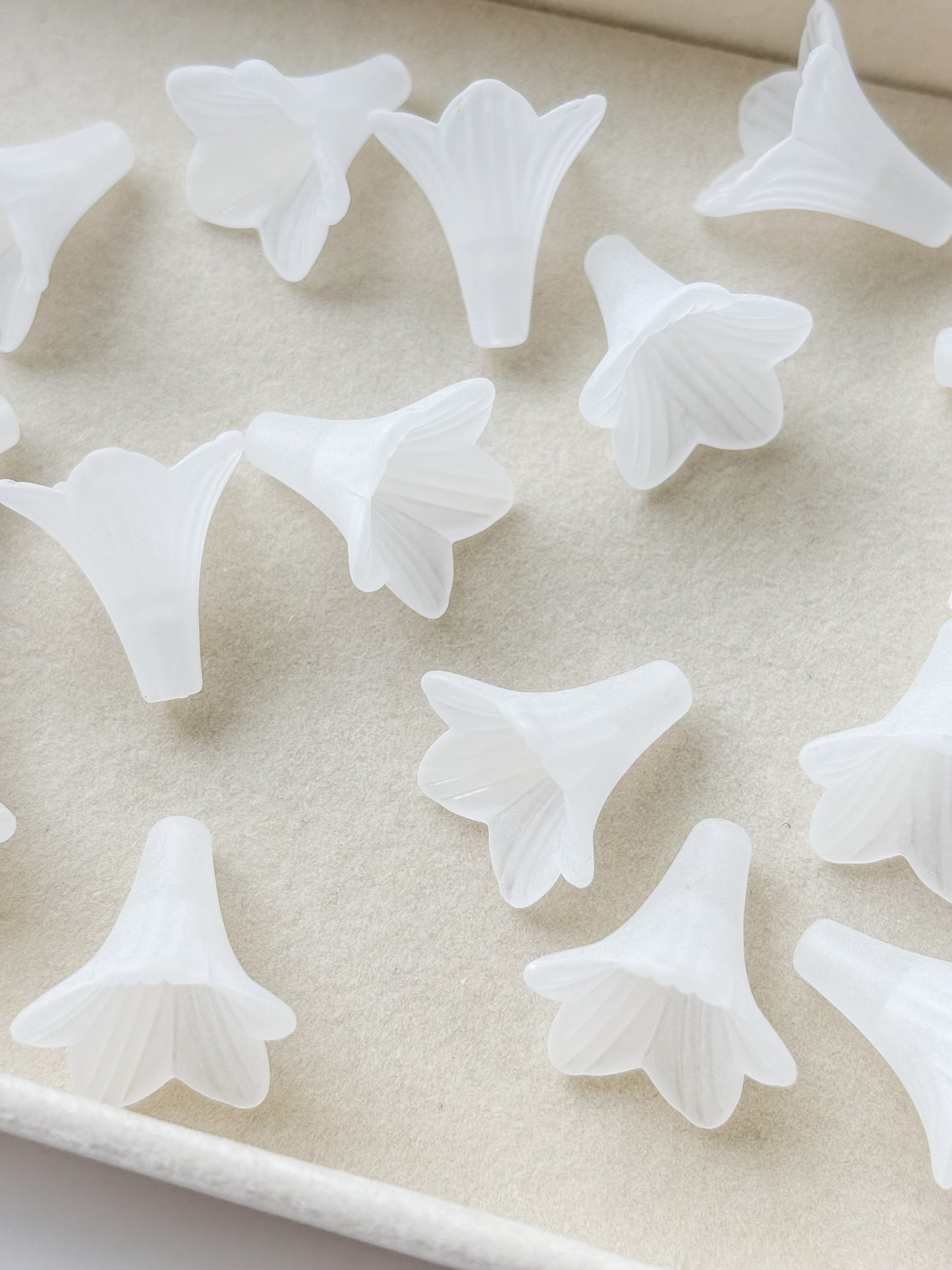 Pearl flower 23x21mm, 6pcs