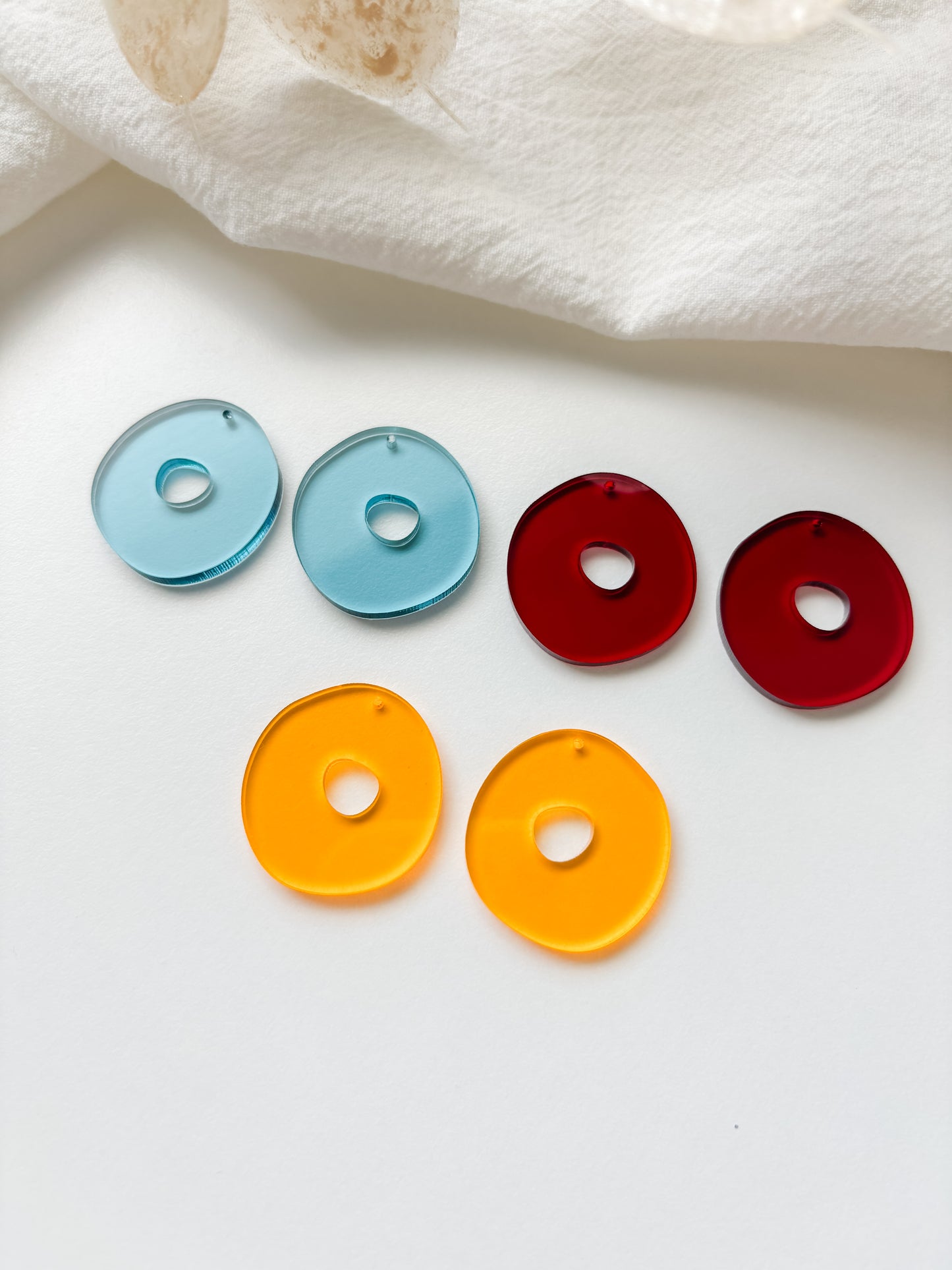 Pendant, acrylic, 1 pair