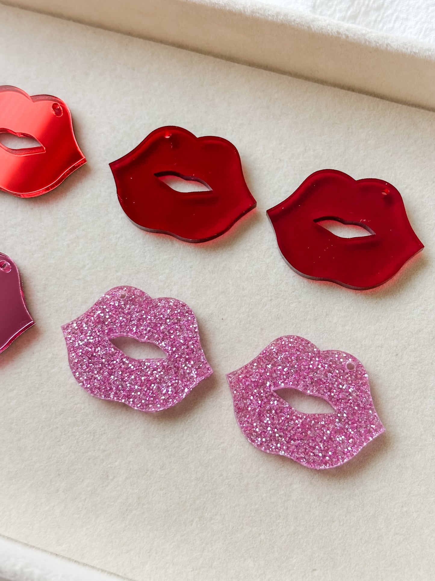 Pendant lips, 1 pair