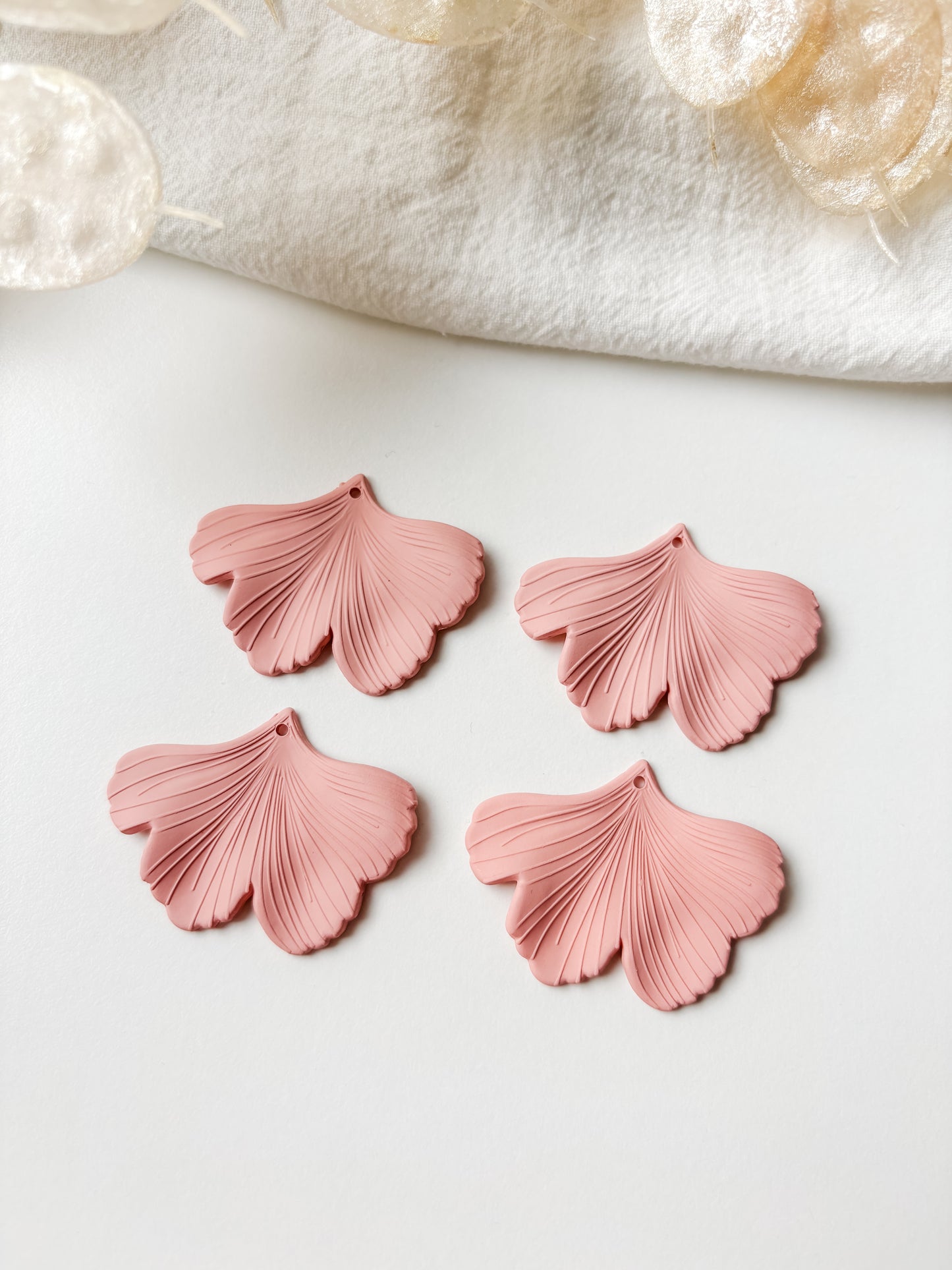 Pendant ginkgo 33x45x2mm, 1pc