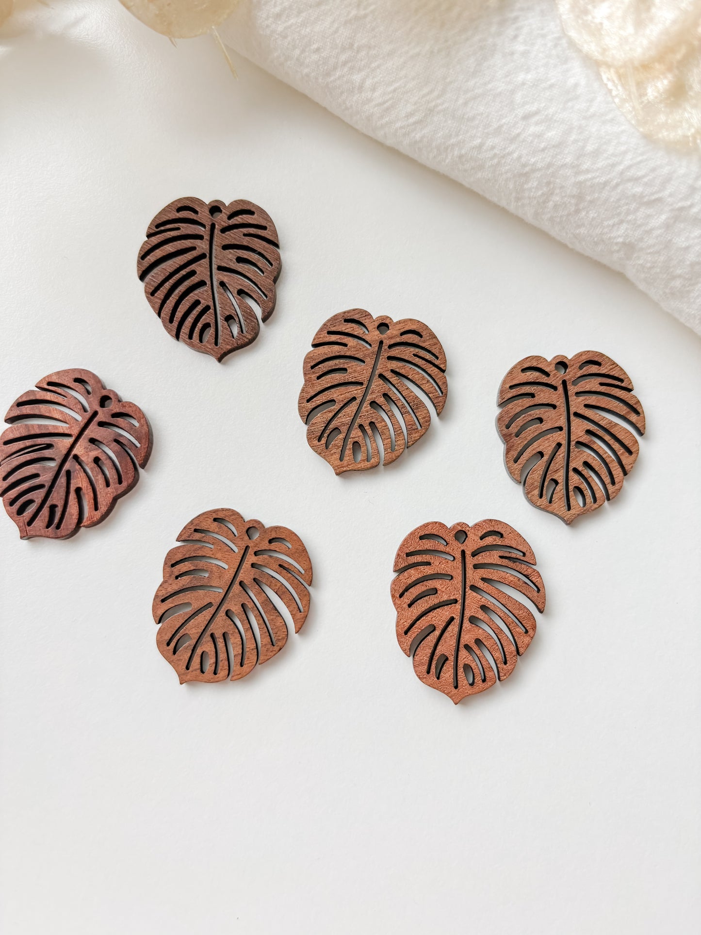 Pendant troll leaf 32x27x2mm, 1pc