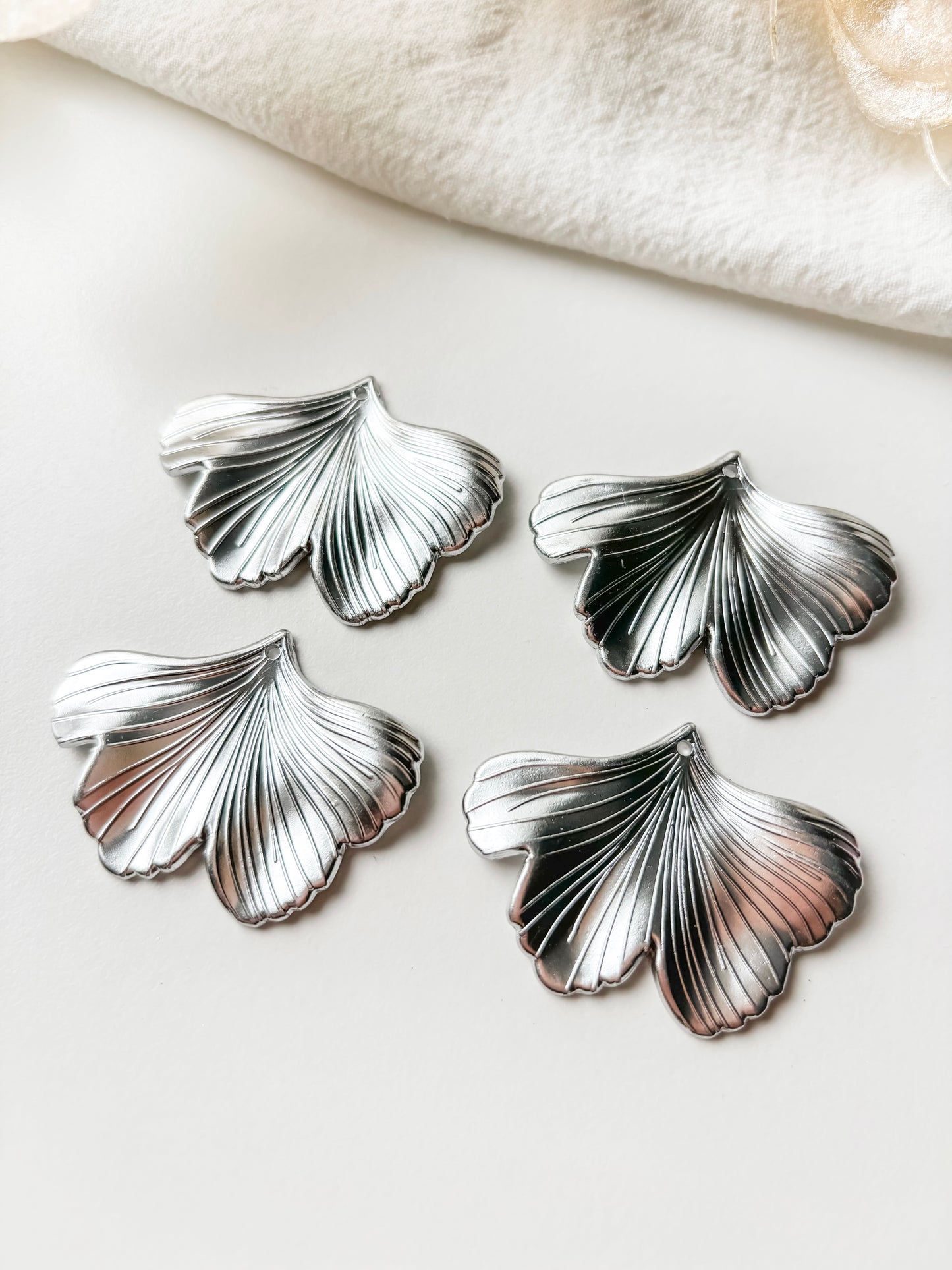 Pendant ginkgo silver-colored 33x45x2mm, 1pc