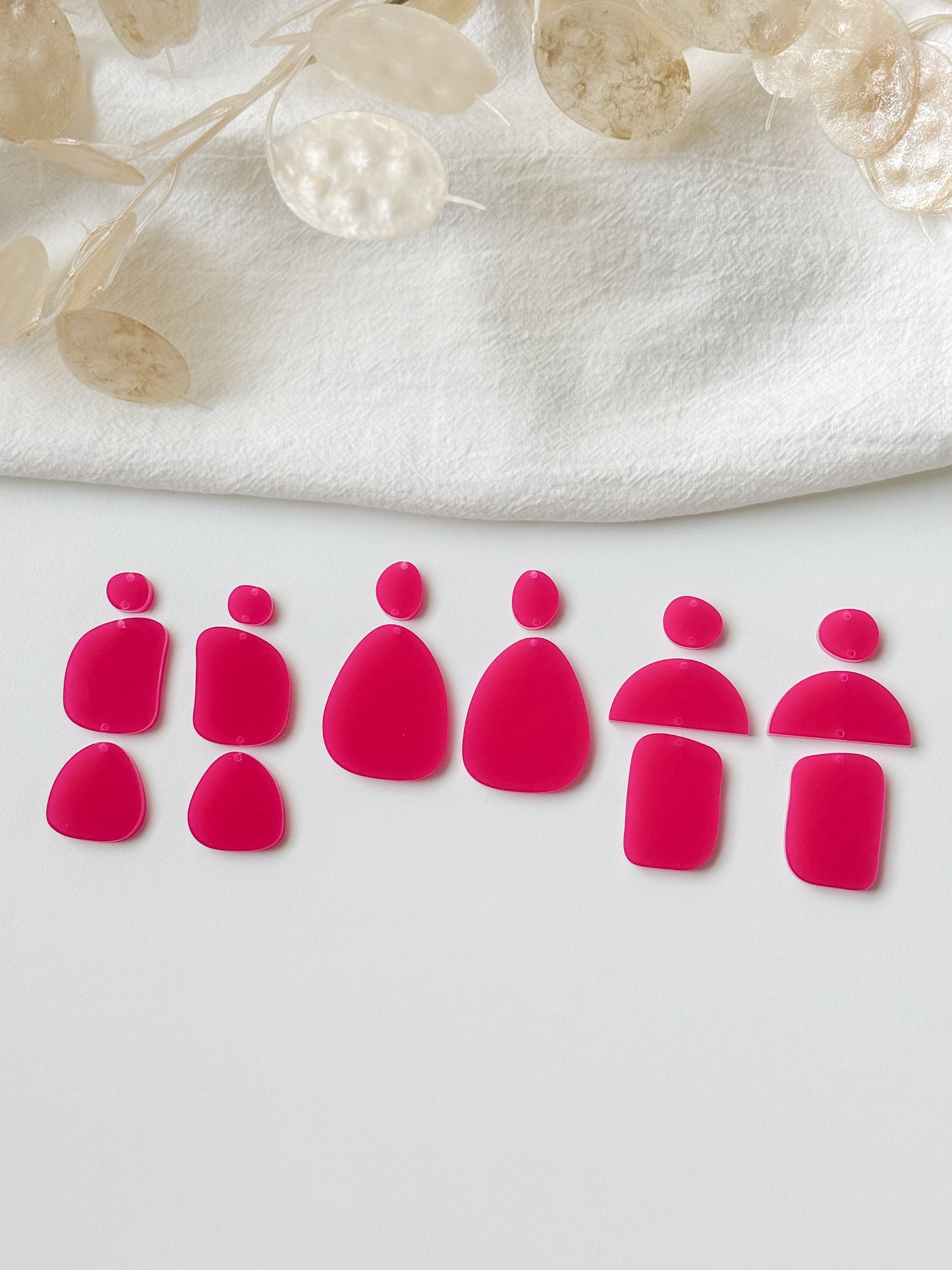 Pendant set, fuchsia, 1 pair