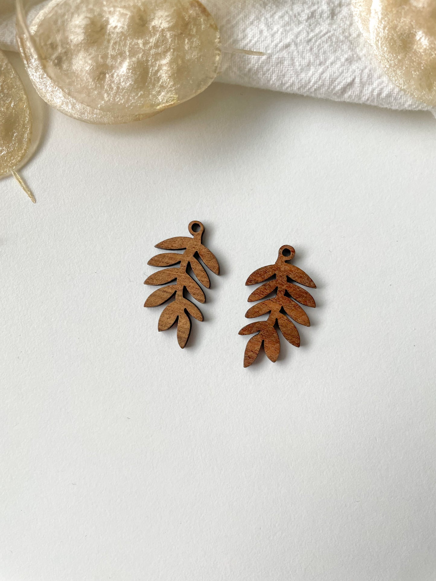 Pendant leaf 30x17x2.5mm, 1pc