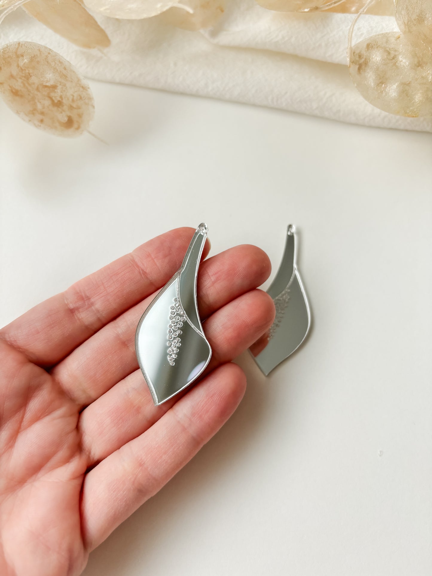 Pendant flower mirror acrylic 50mm, 1 pair