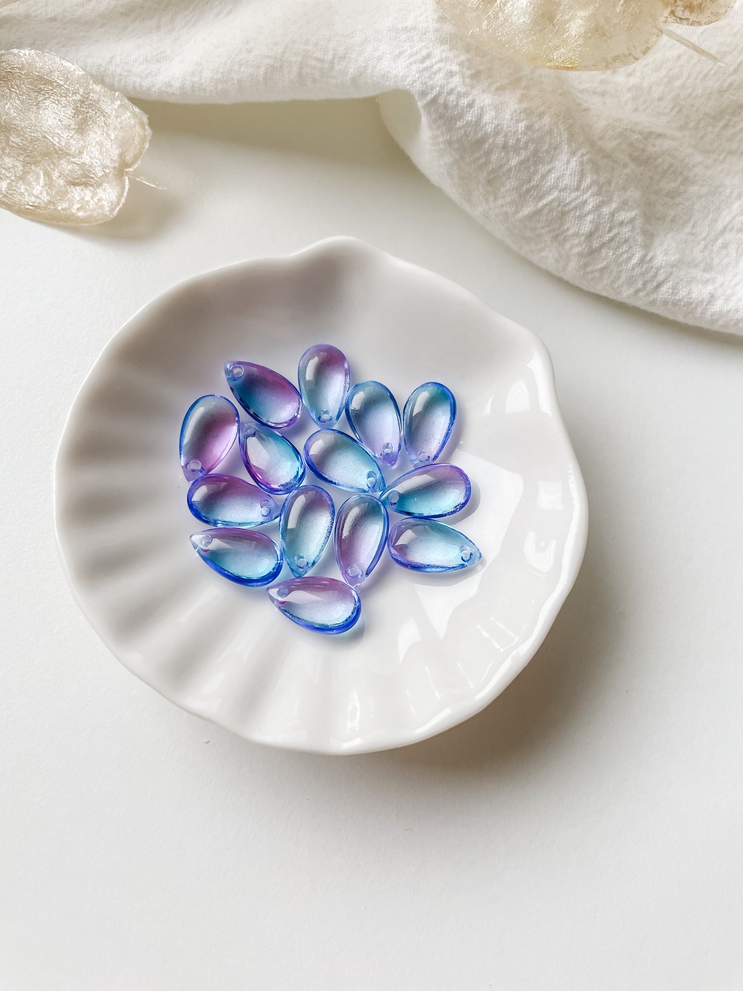 Glass pendant 13.5x8x5.5mm, 1pc