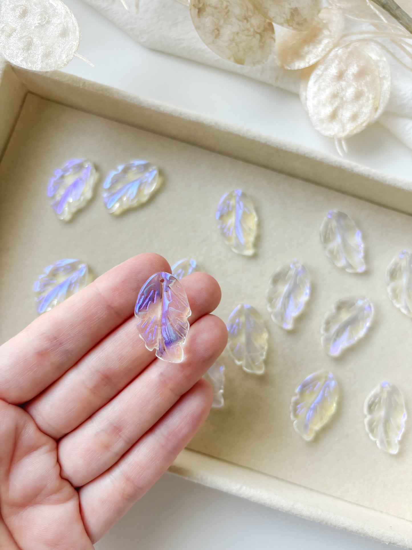 Glass pendant leaf 27.5x16x3.5mm, 1pc