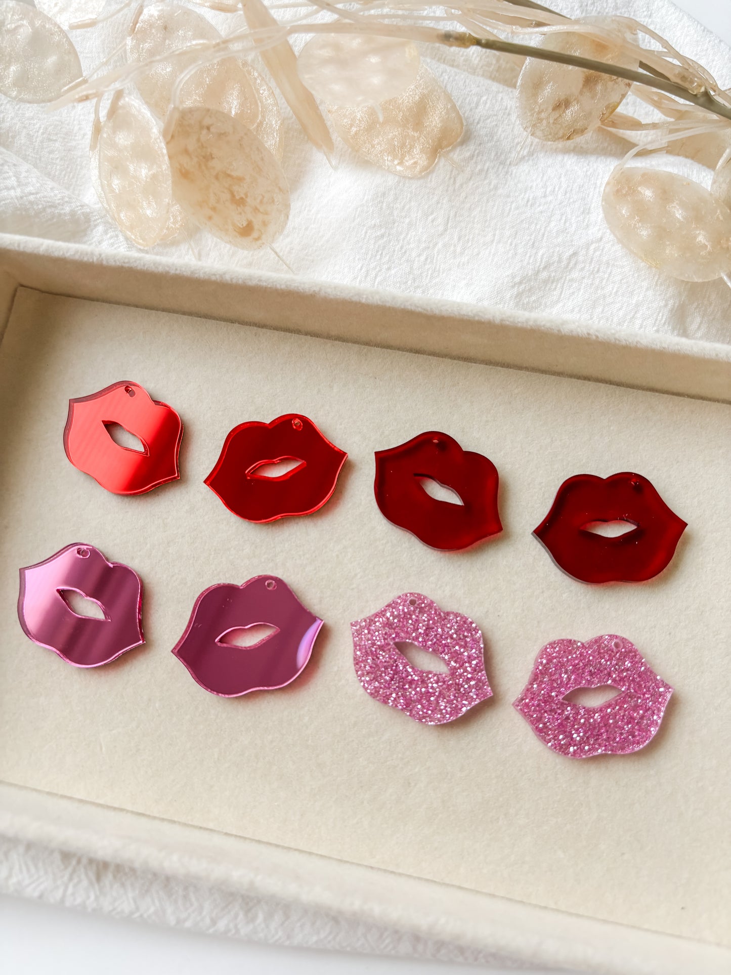 Pendant lips, 1 pair