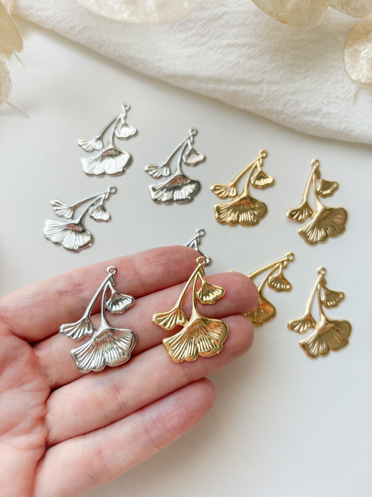 Pendant ginkgo 18K 29x22.5x1.8mm, 1pc