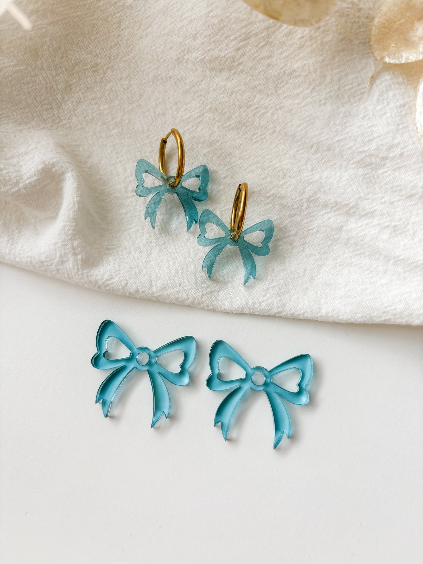 Pendant bow, transparent blue, 1 pair