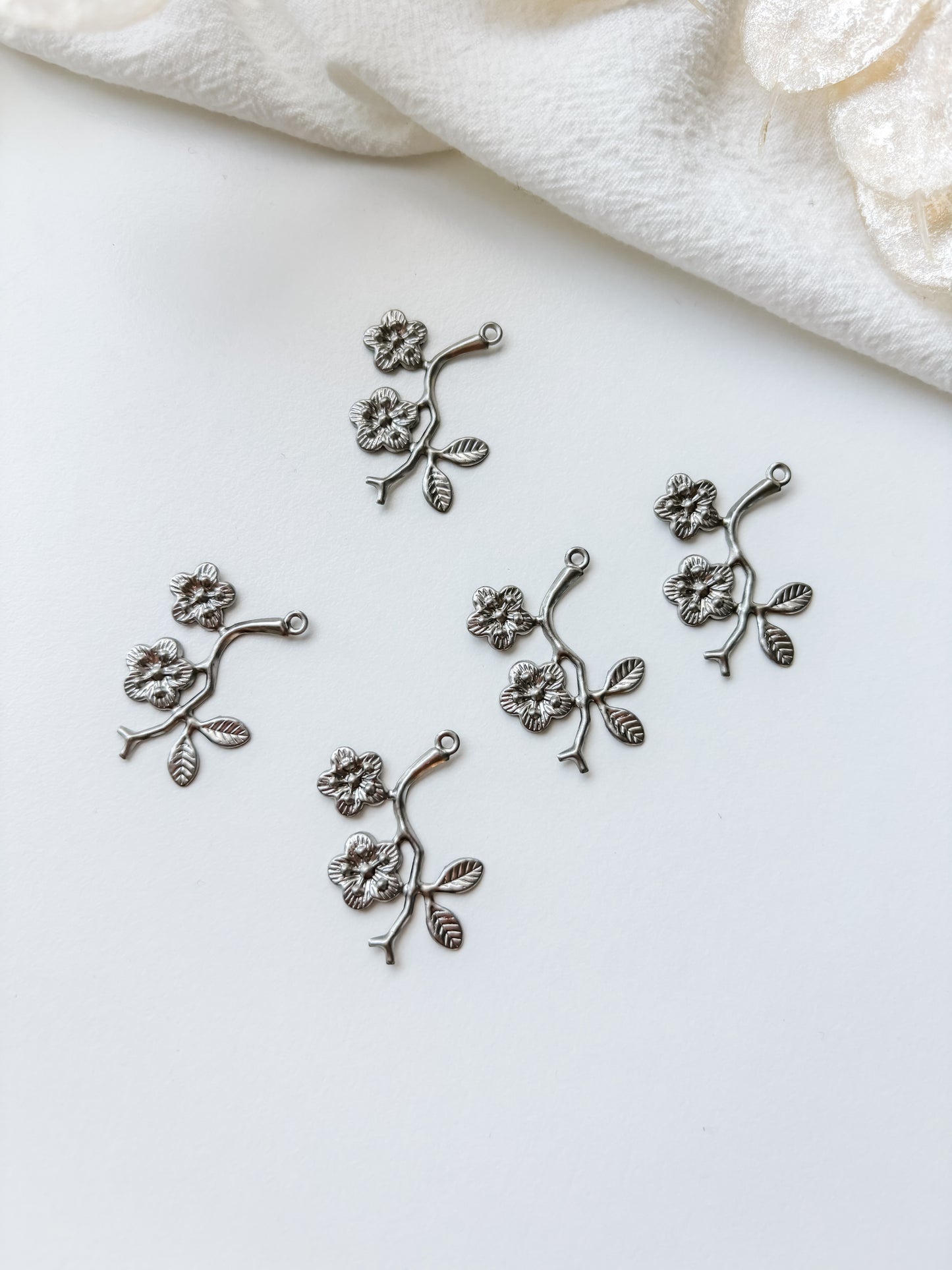 Pendant flower 29x23x2mm, 1pc