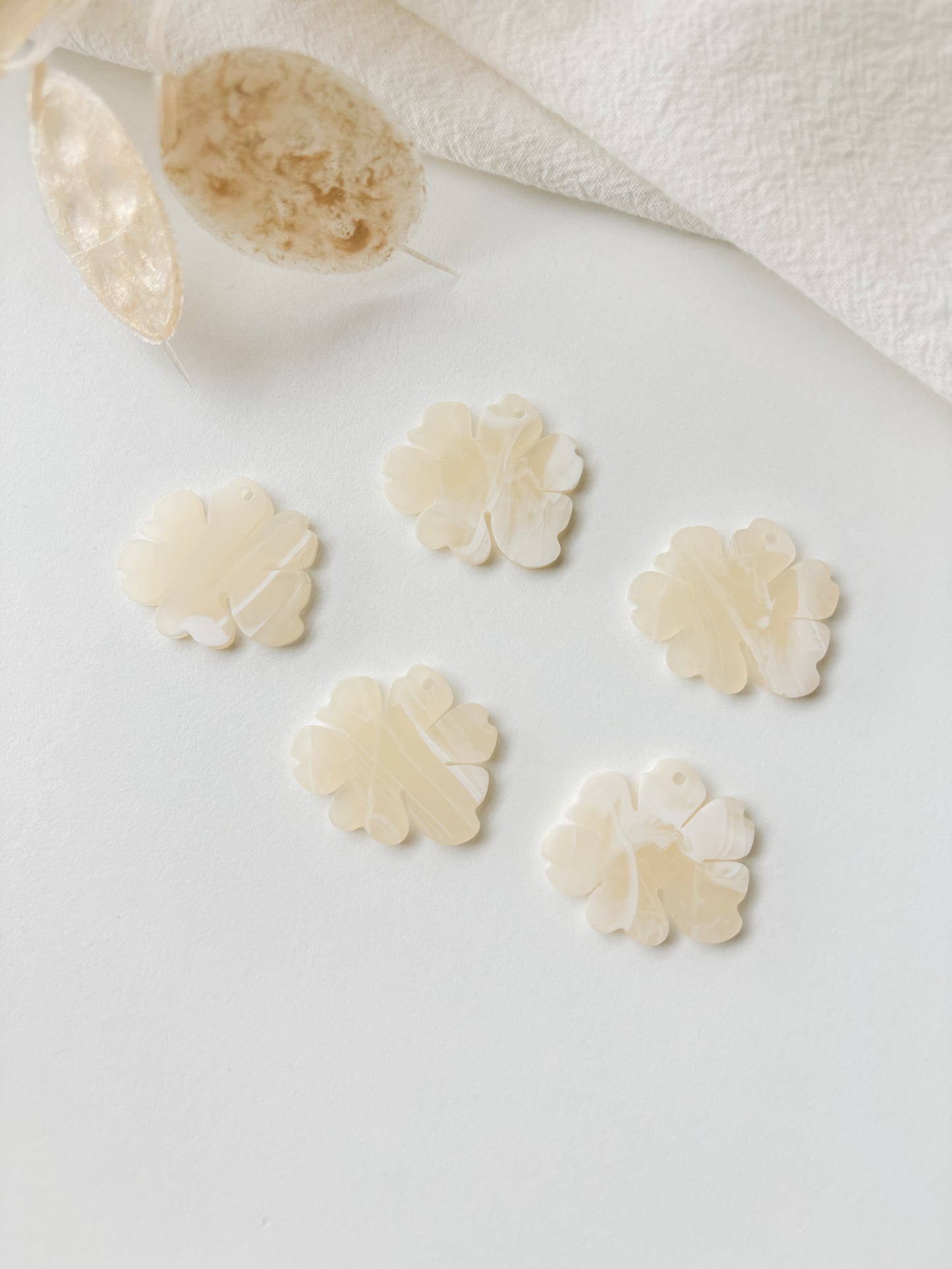 Pendant leaf 25x28x2mm, 1pc