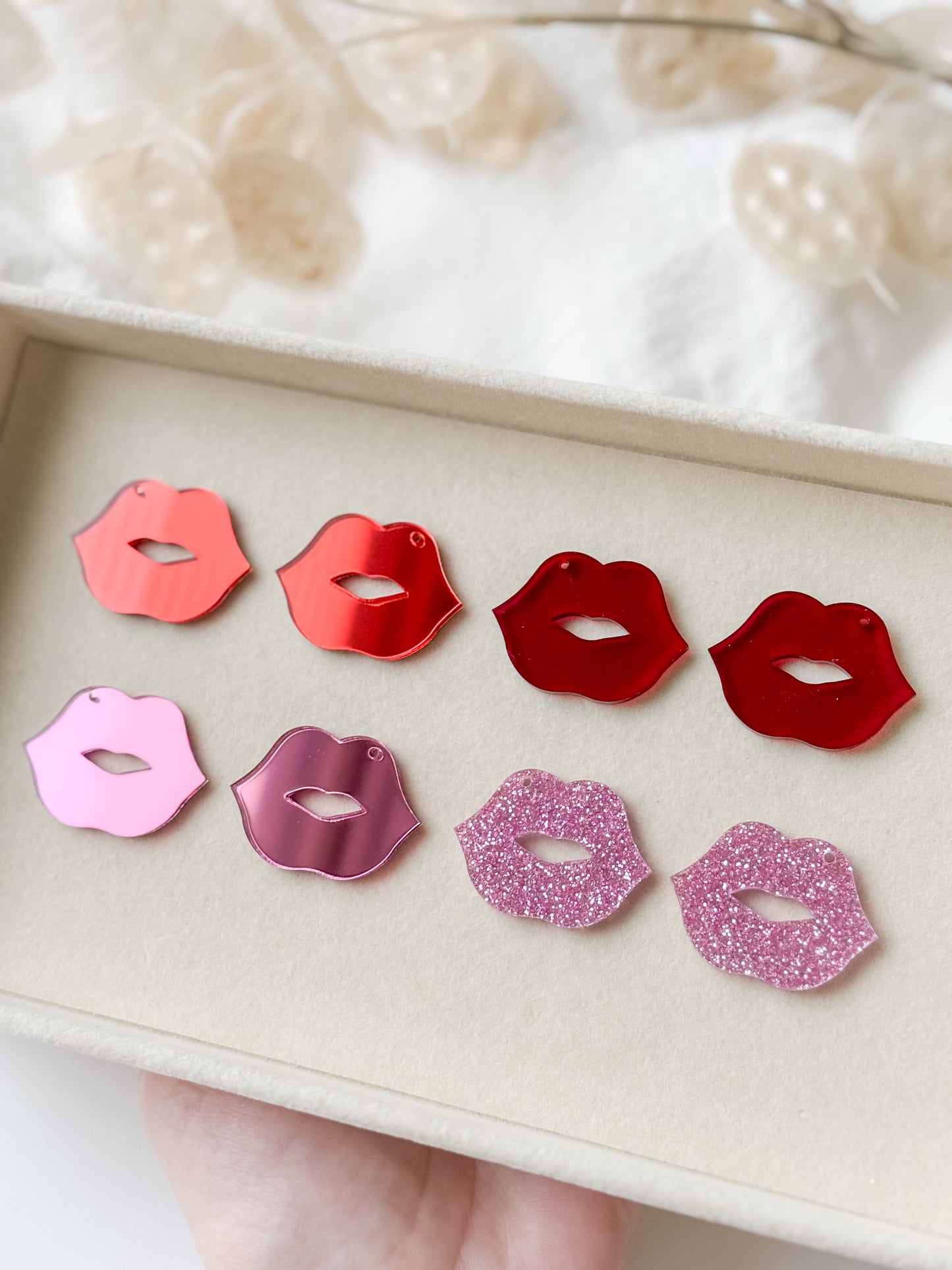 Pendant lips, 1 pair