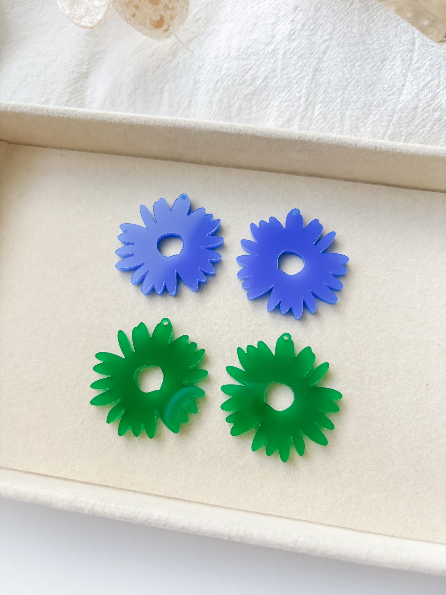 Pendant flower 40mm, 1 pair