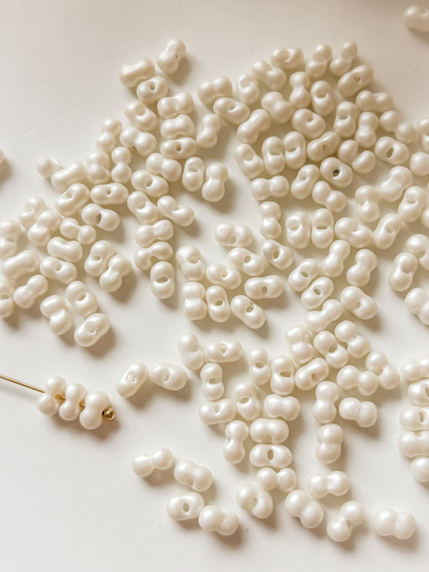 Lasihelmi 5.5~6x3~3.5x3mm, valkoinen, 50kpl