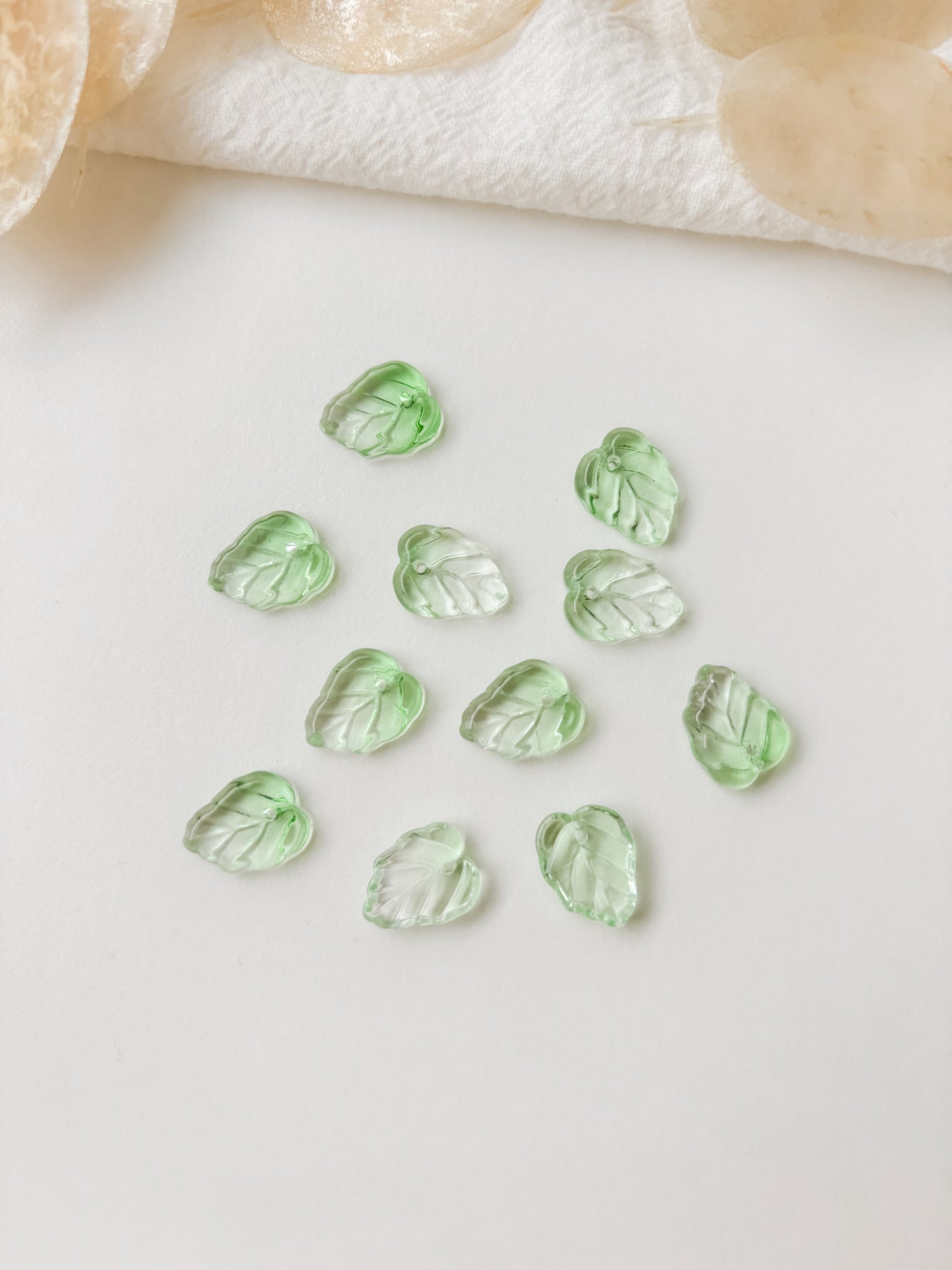 Glass pendant leaf 13x10x3.5mm, 1pc