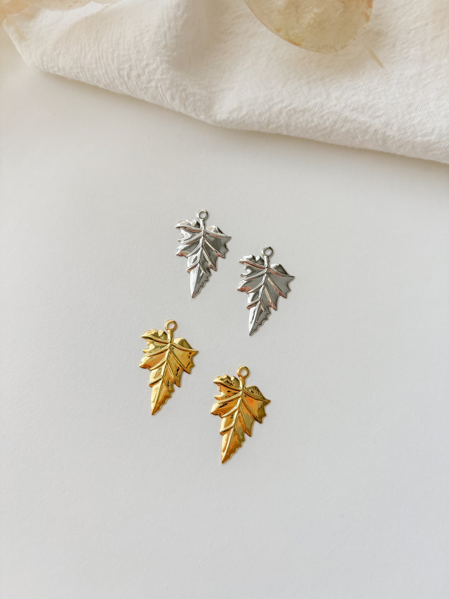 Pendant leaf 23x14.5x1mm, 1pc