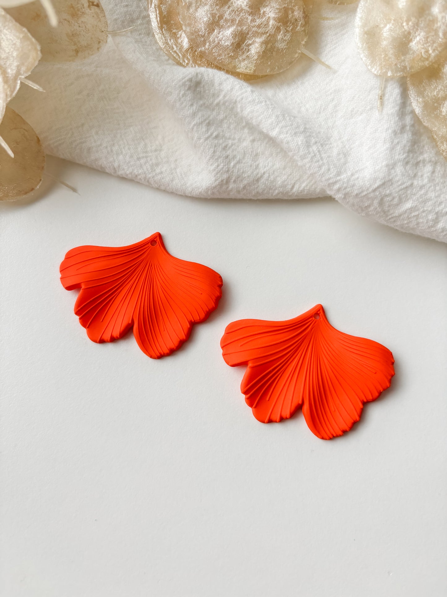 Pendant ginkgo orange 33x45x2mm, 1pc