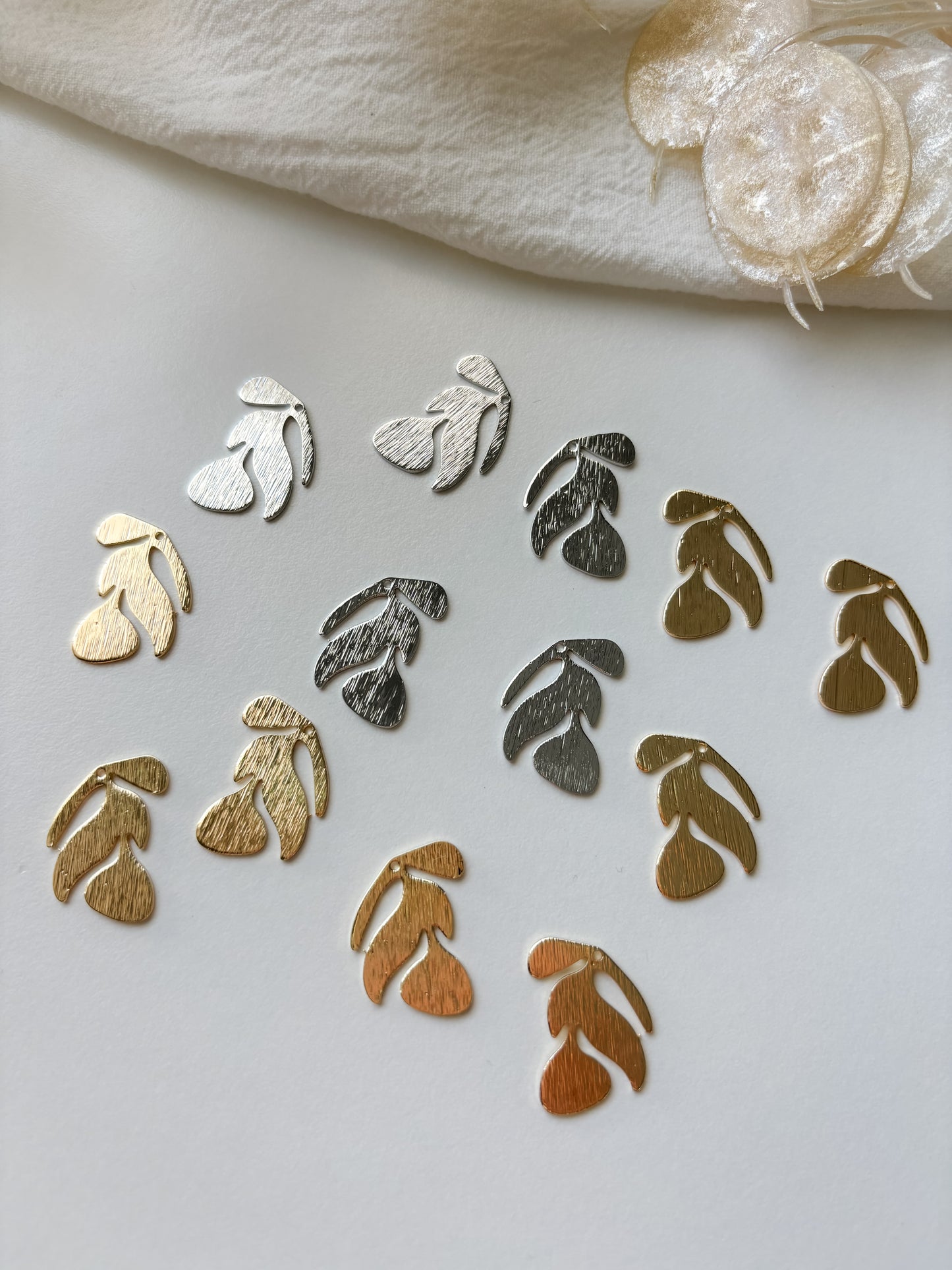 Pendant leaf 21x17x0.8mm