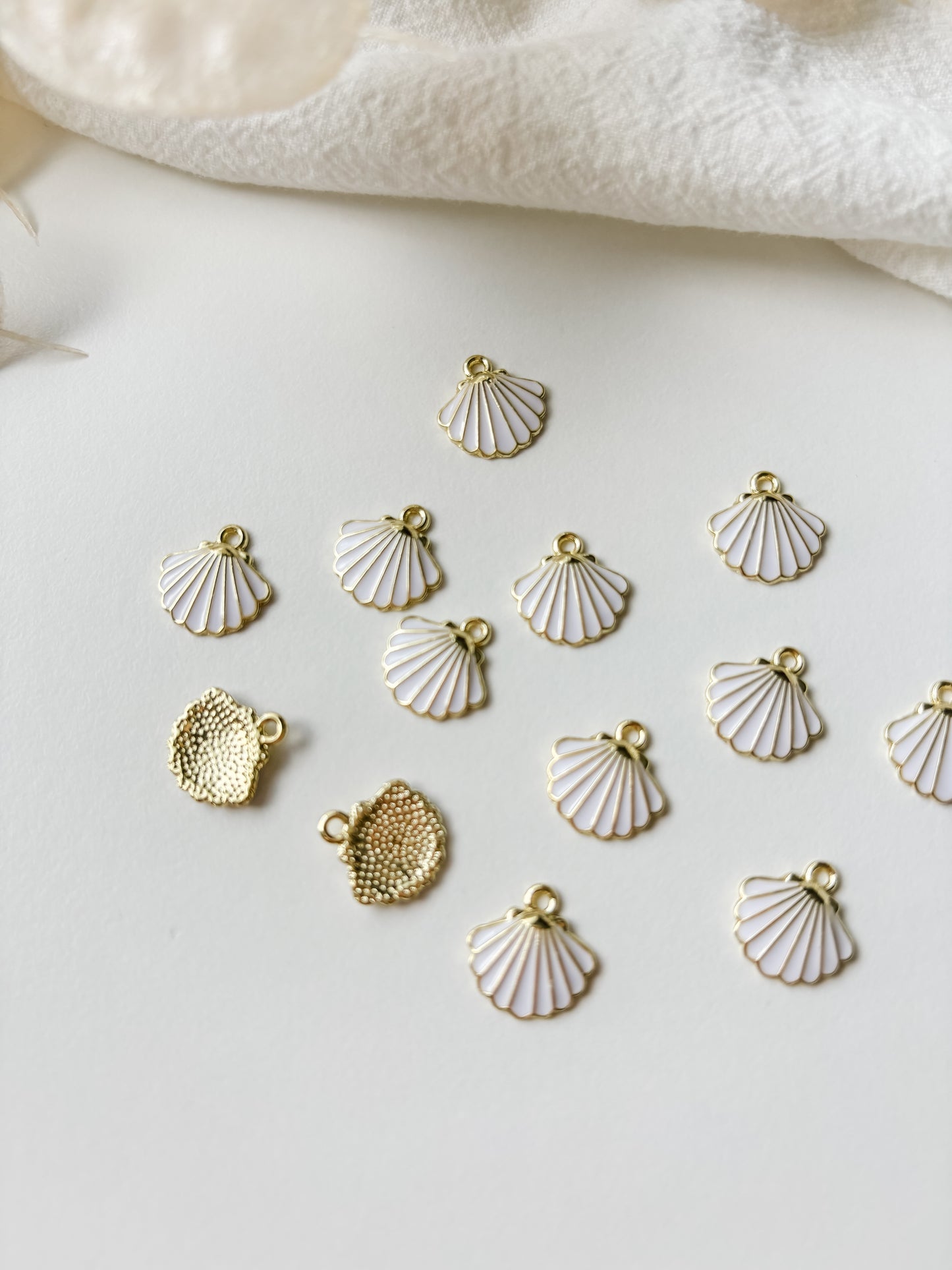 Pendant shell 13x13x2mm, 1pc