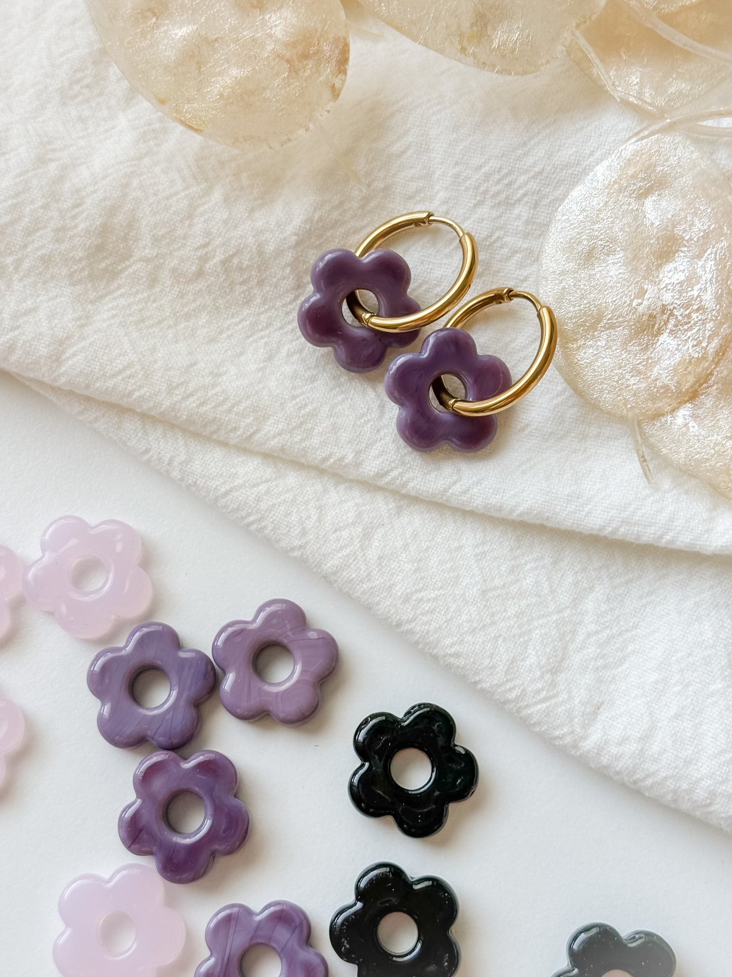 Glass bead flower 15~16x4~6mm, 1pc