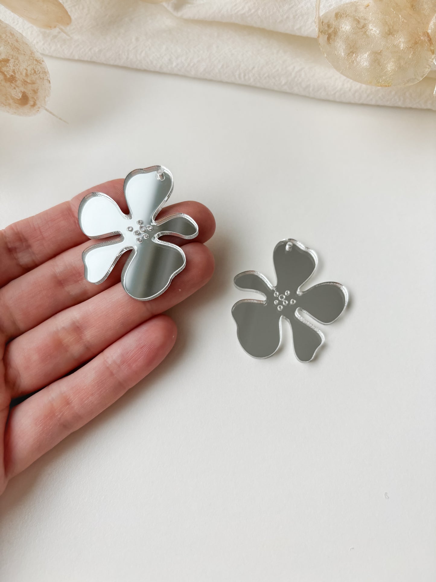 Pendant flower mirror acrylic 40mm, 1 pair