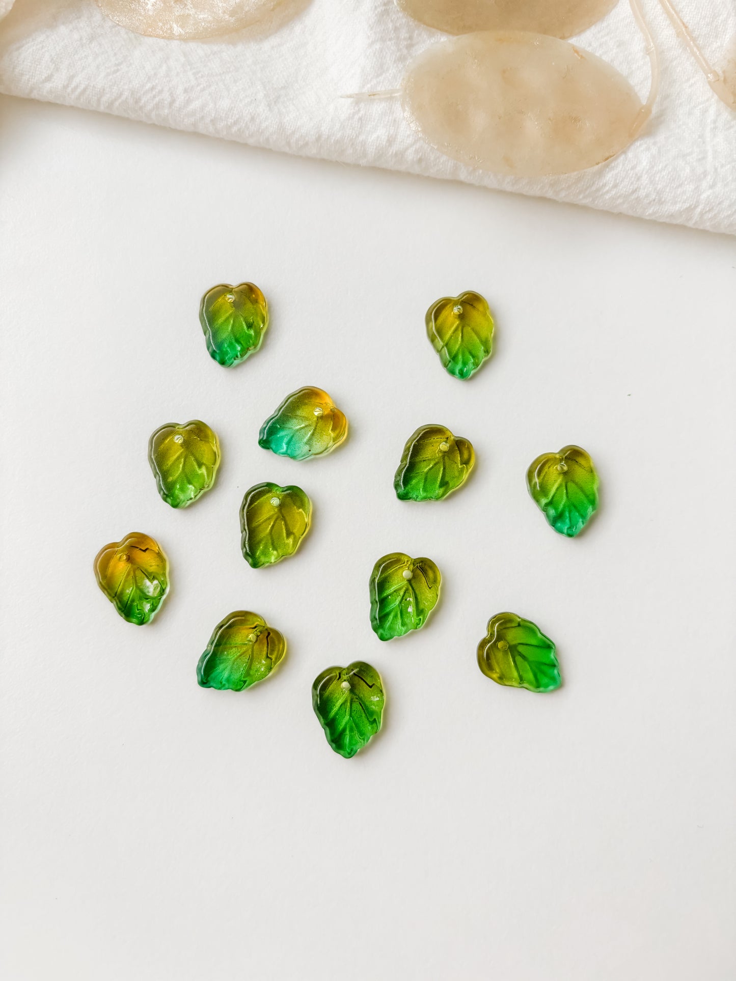 Glass pendant leaf 13x10x3.5mm, 1pc