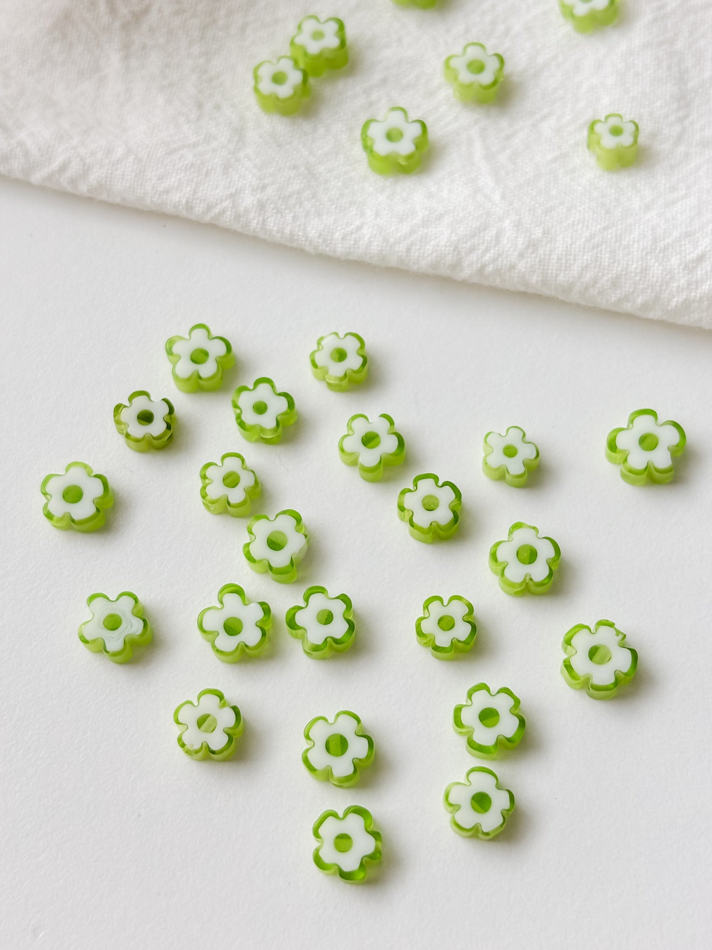 Glass bead 5~7x5~7x2~3mm, 6pcs