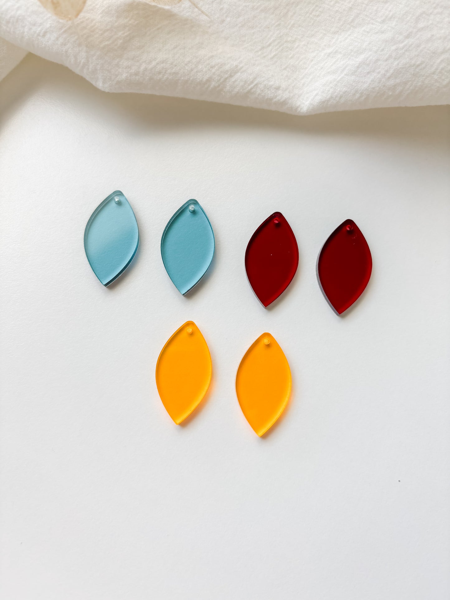 Pendant, acrylic, 1 pair