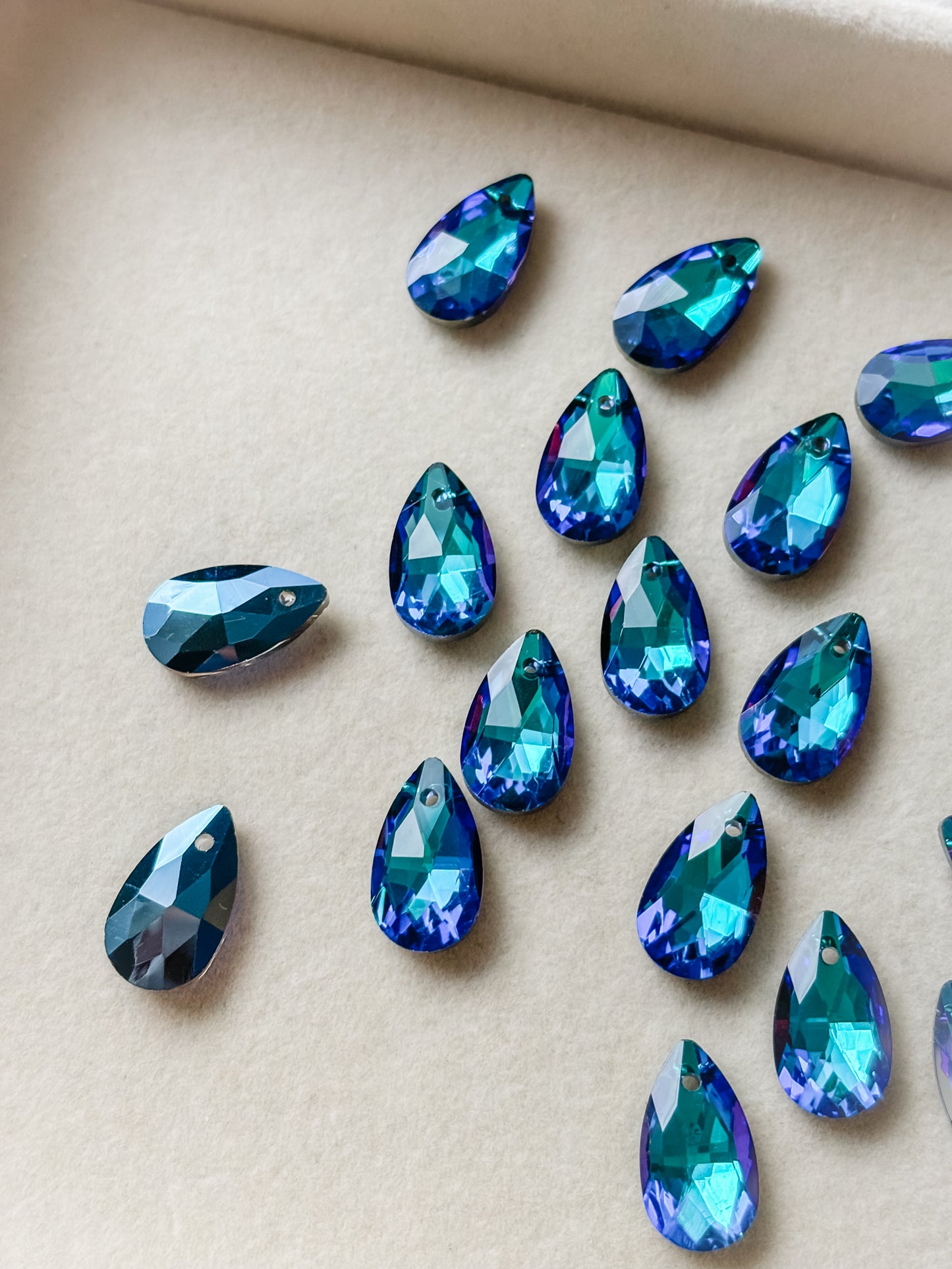 Glass pendant drop 16x9x5mm, 6 pcs