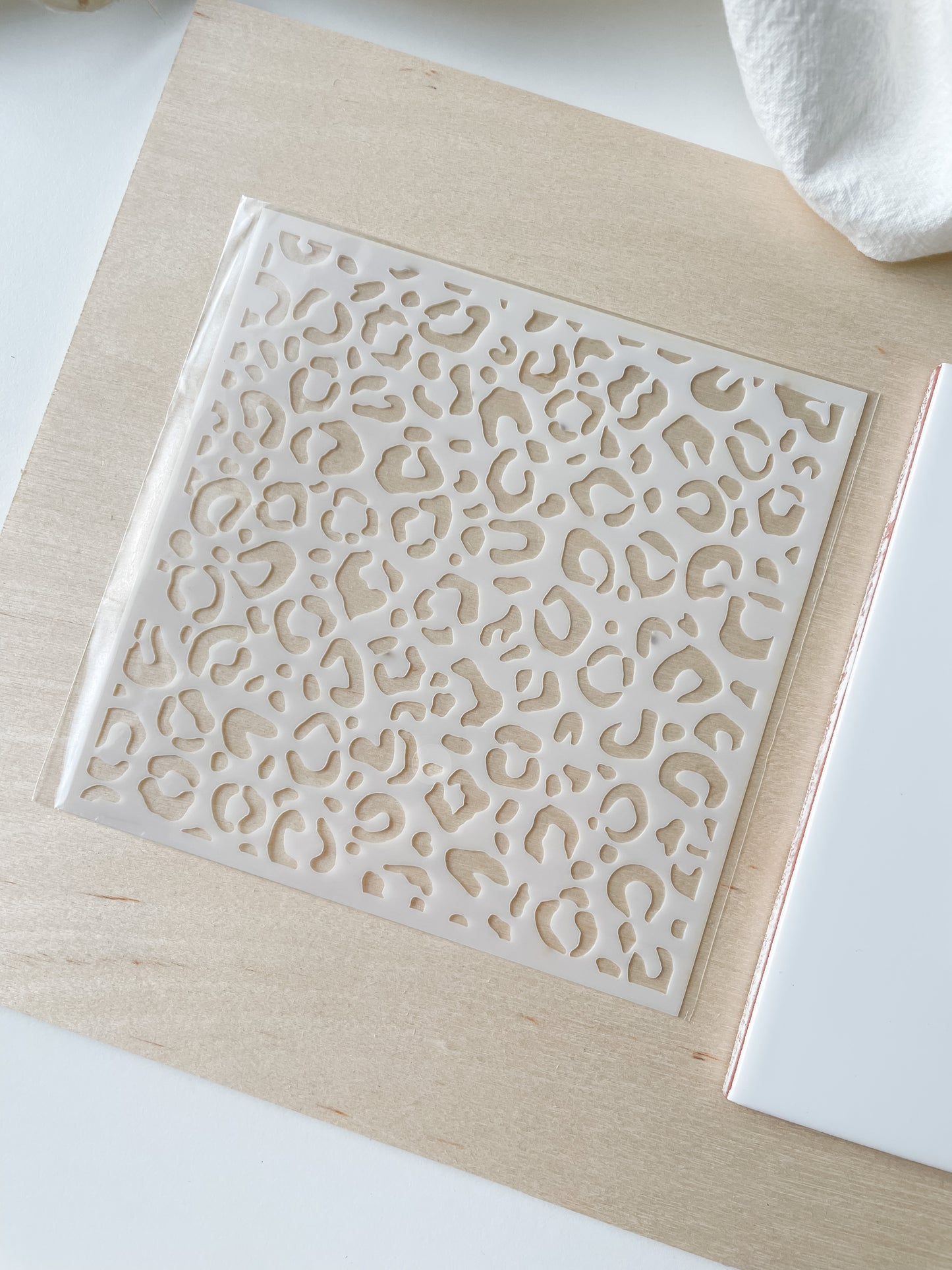 Stencil leopard pattern 13cm