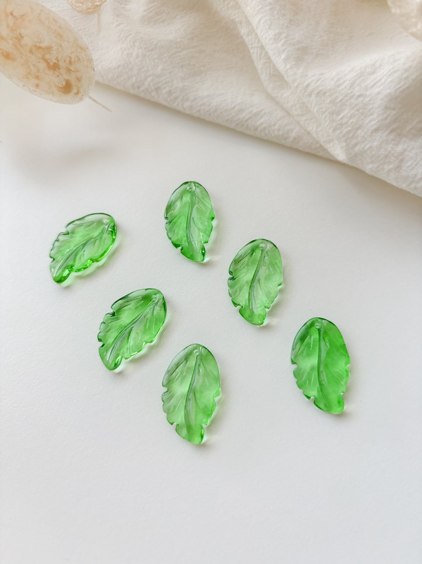 Glass pendant leaf 27.5x16x3.5mm, 1pc