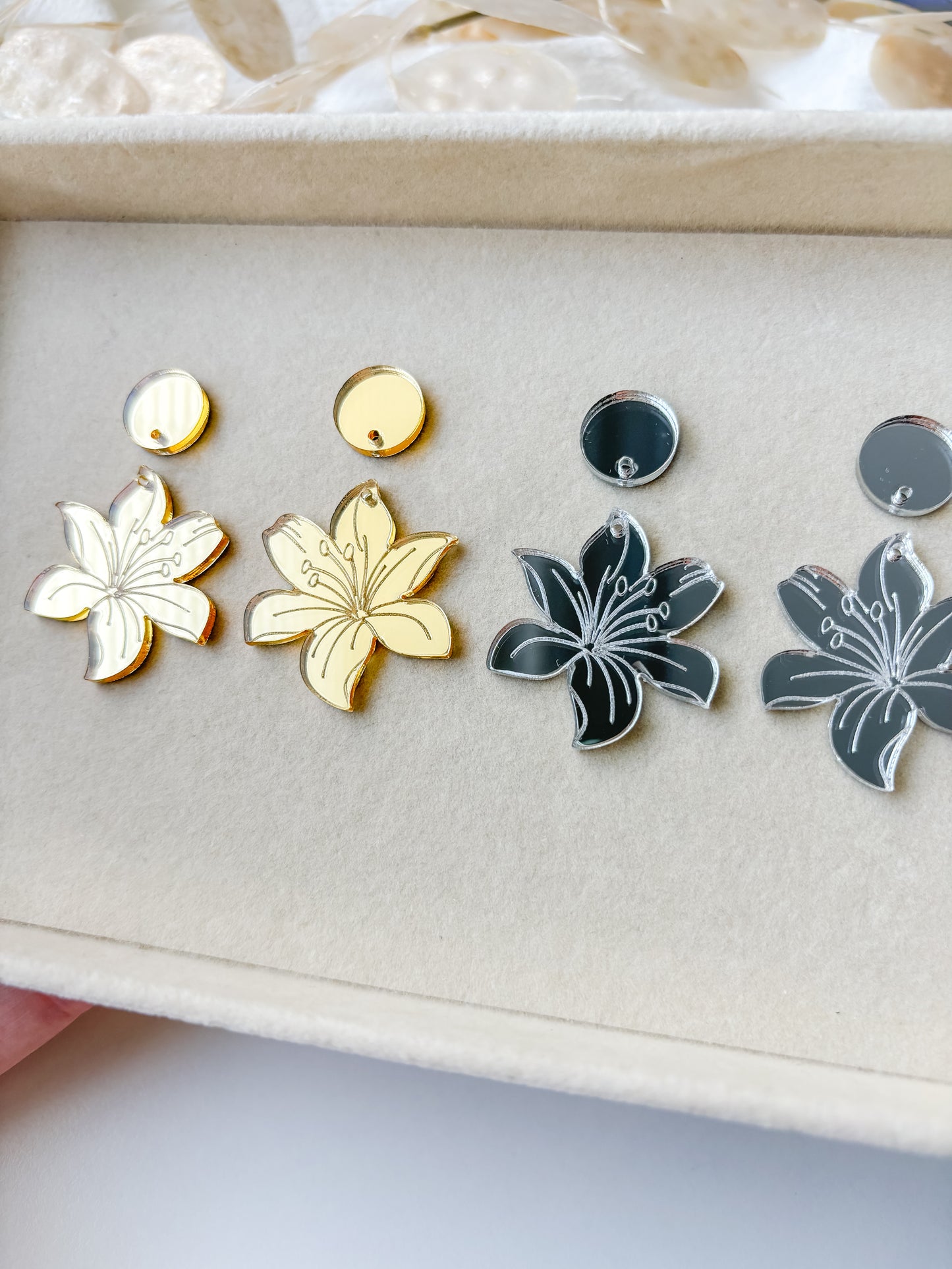 Pendant lily flower set, 1 pair