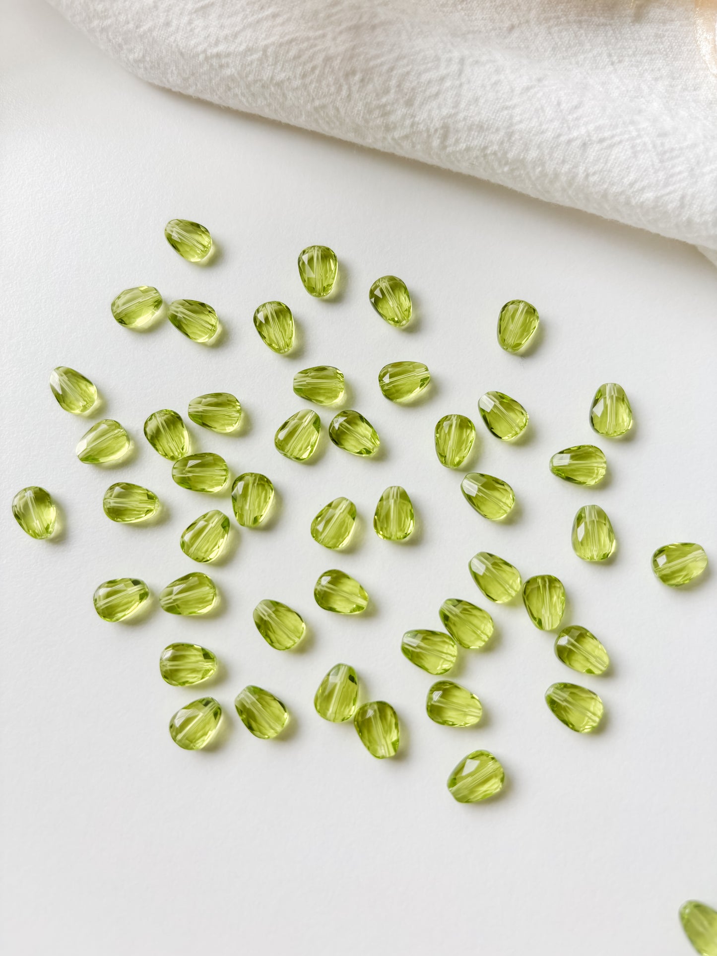 Glass bead 8x6x3.5mm, green, 10pcs