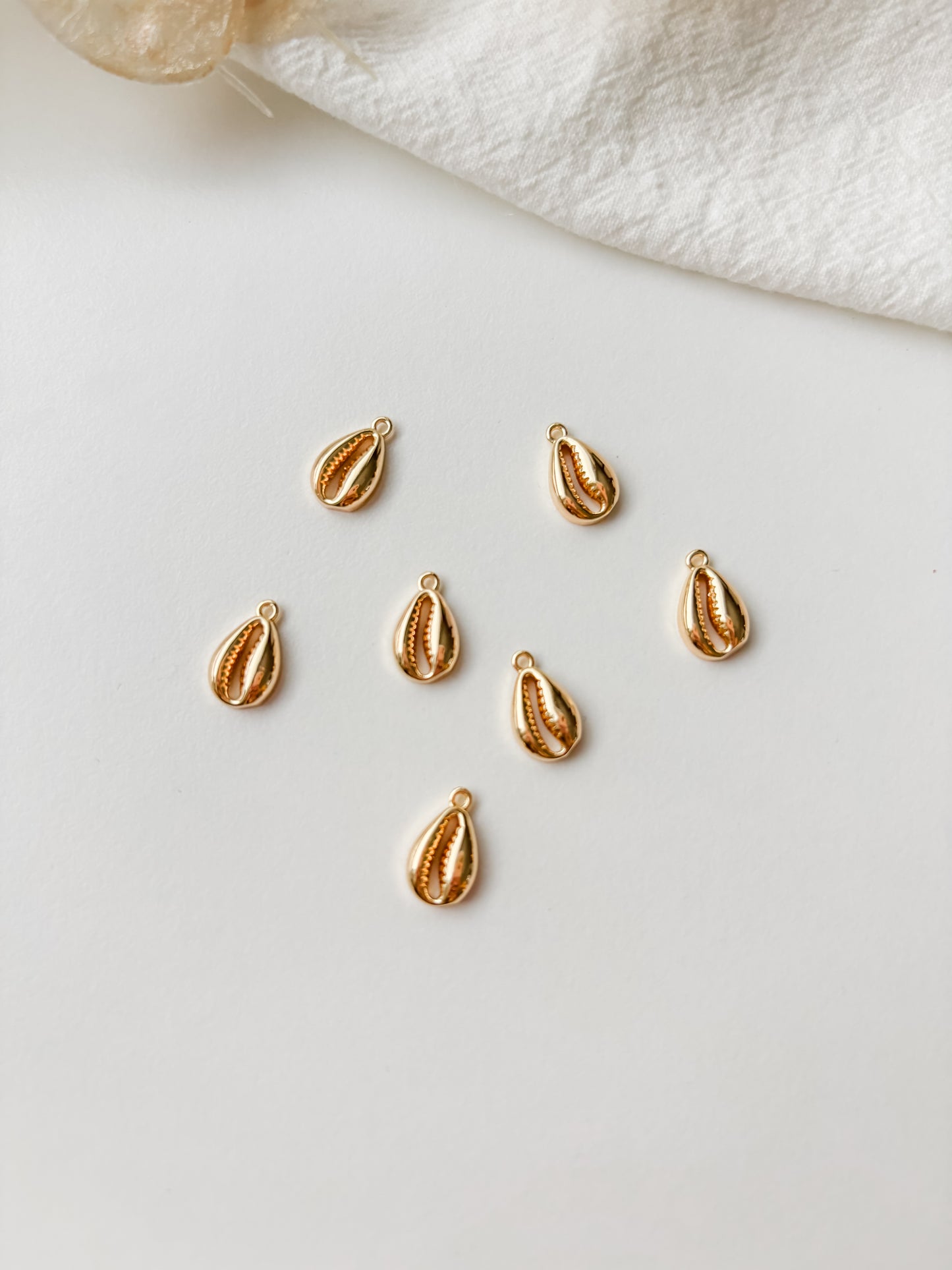 Pendant 18K seashell 12.5x7.5x3mm, 1pc