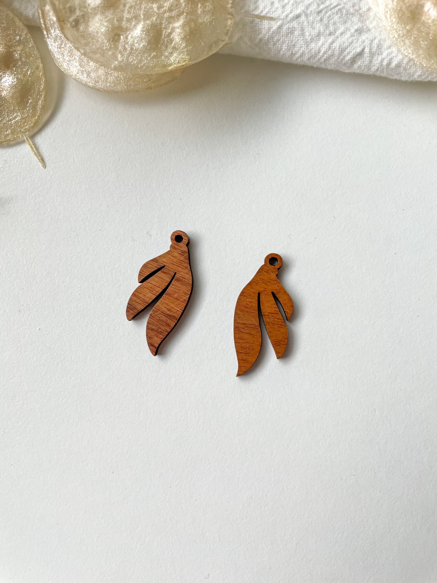 Pendant leaf 30x13x2.5mm, 1pc
