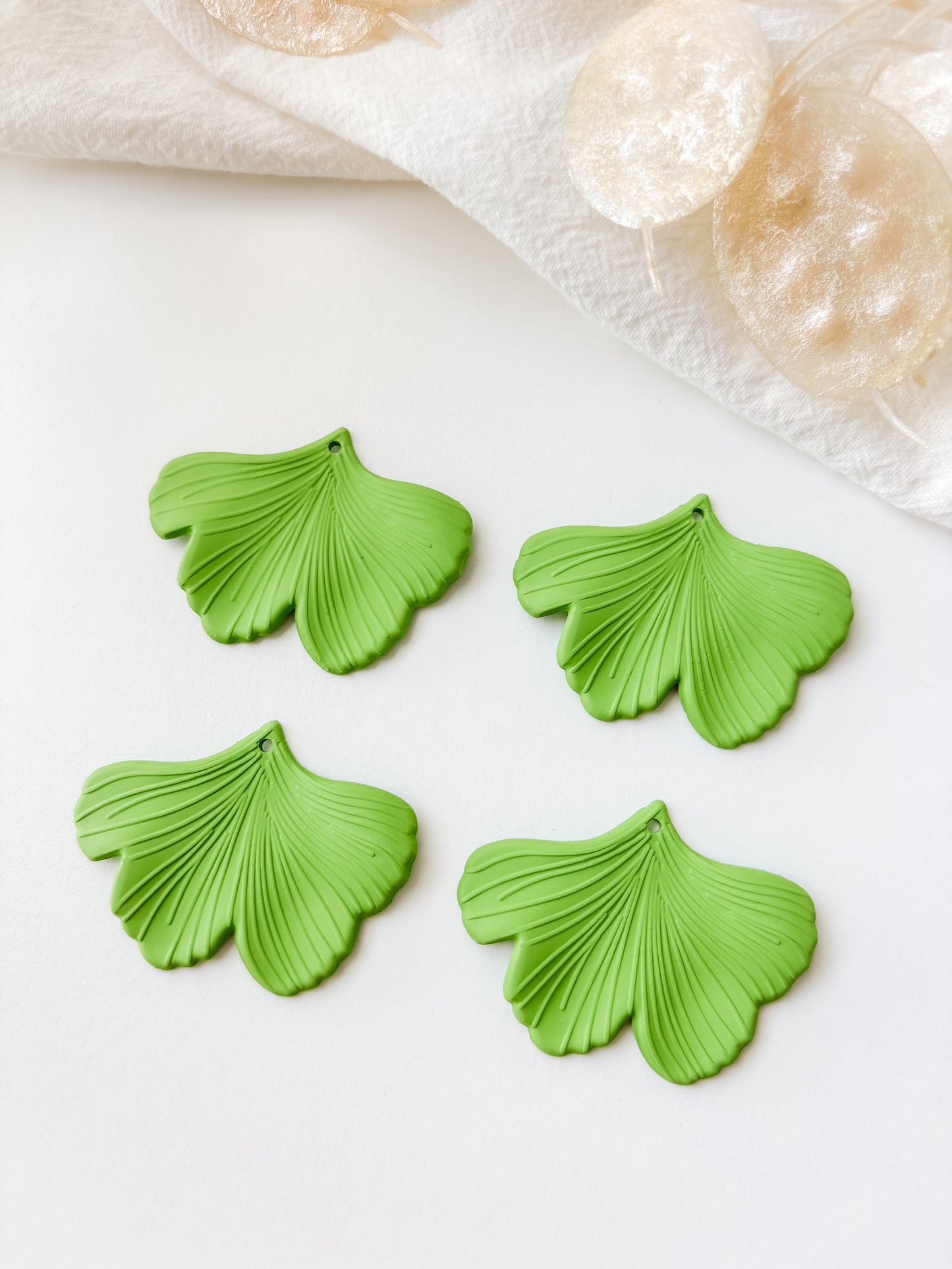Pendant ginkgo green 33x45x2mm, 1pc