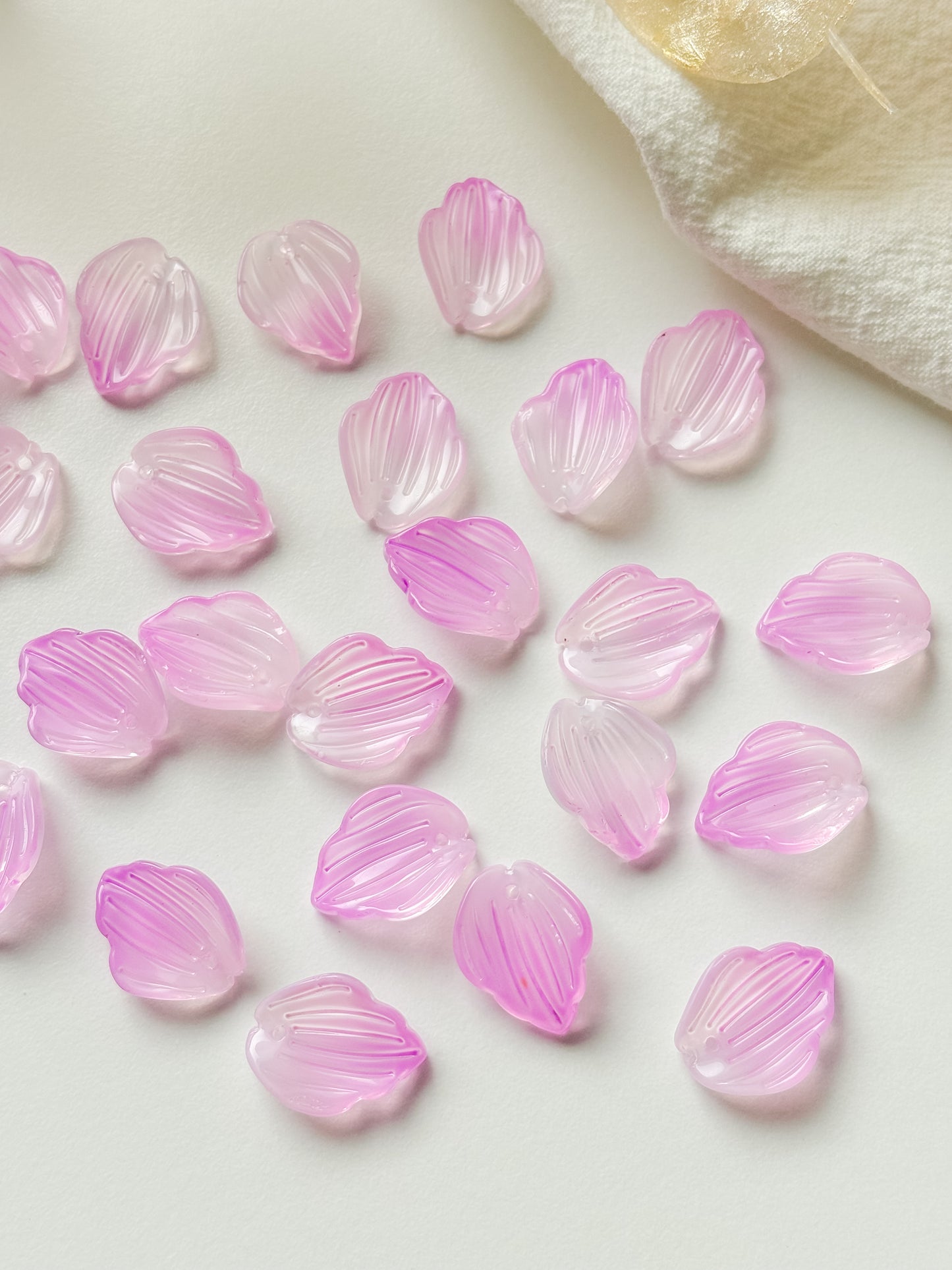 Glass pendant leaf 17.5x14x5mm, 6pcs