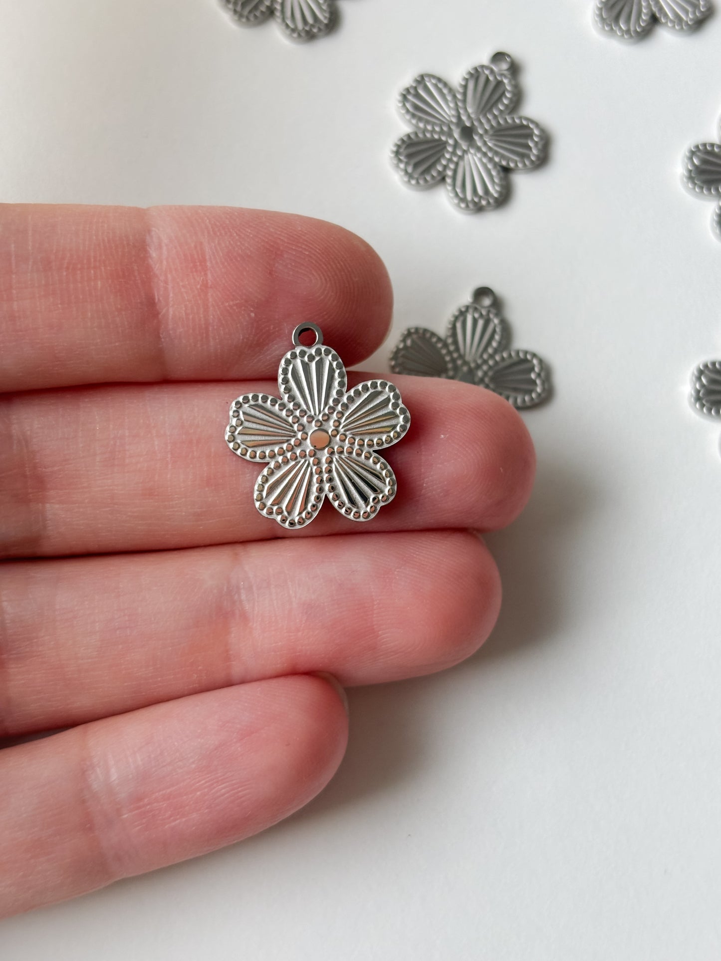 Hängsblomma 18x16x1mm, RST304, 1st