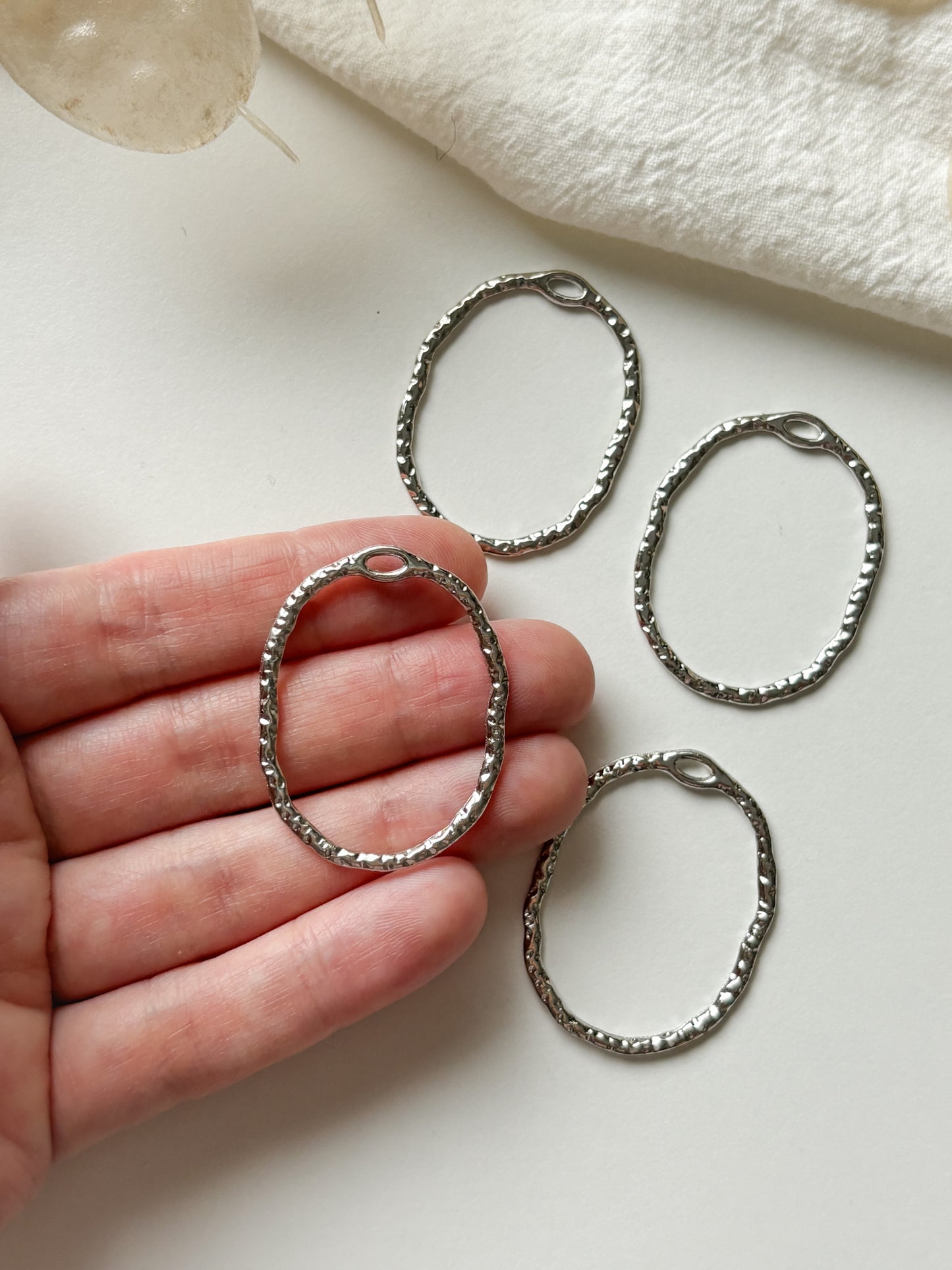 Riipus ovaali 38x29x1.5mm, 1kpl