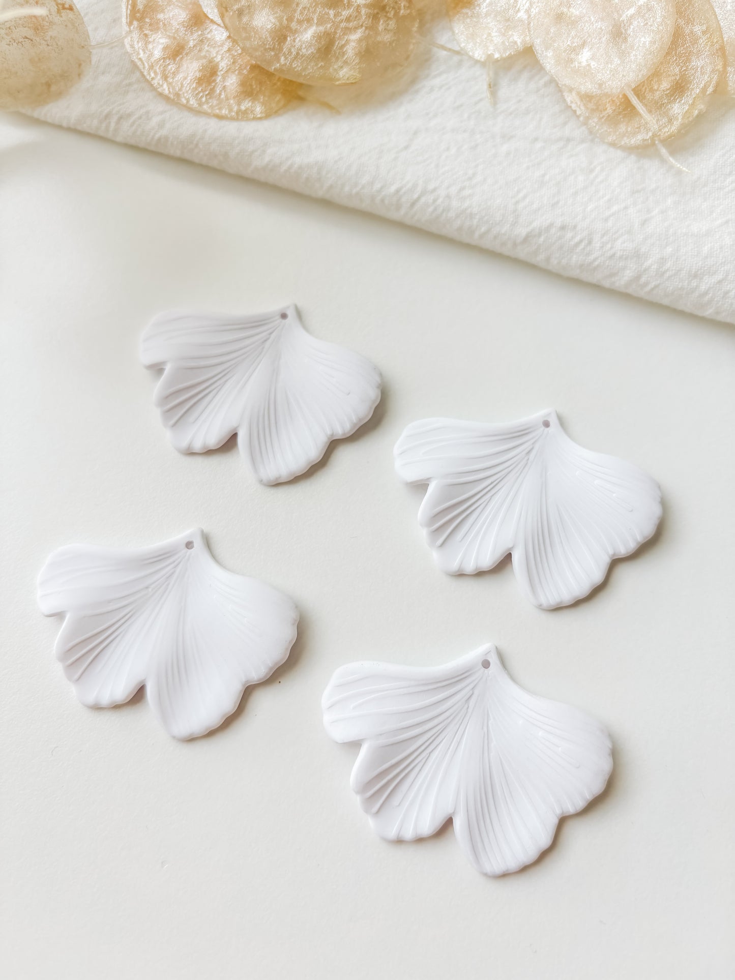 Pendant ginkgo white 33x45mm, 1pc